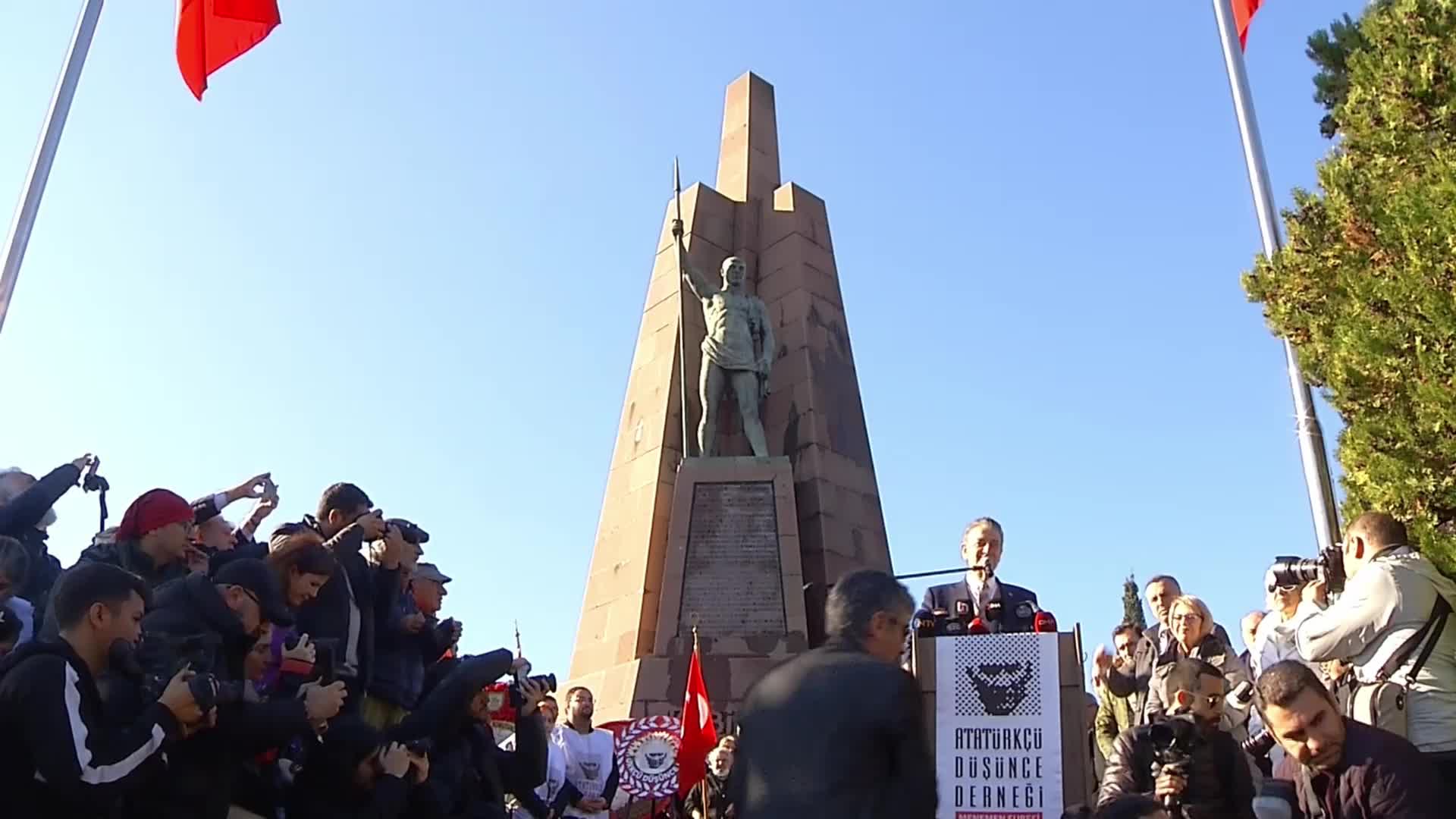 ADD GENEL BAŞKANI BOZKURT, MENEMEN’DE DEVRİM ŞEHİDİ İÇİN DÜZENLENEN TÖRENDE: “TARİKATLAR VE CEMAATLER SİVİL TOPLUM ÖRGÜTÜDÜR’ DİYEN BAKANLAR GÖRÜYORUZ. HİÇBİR FARKI YOKTUR KUBİLAY’I KATLEDENLERLE, O BAKANLARIN”