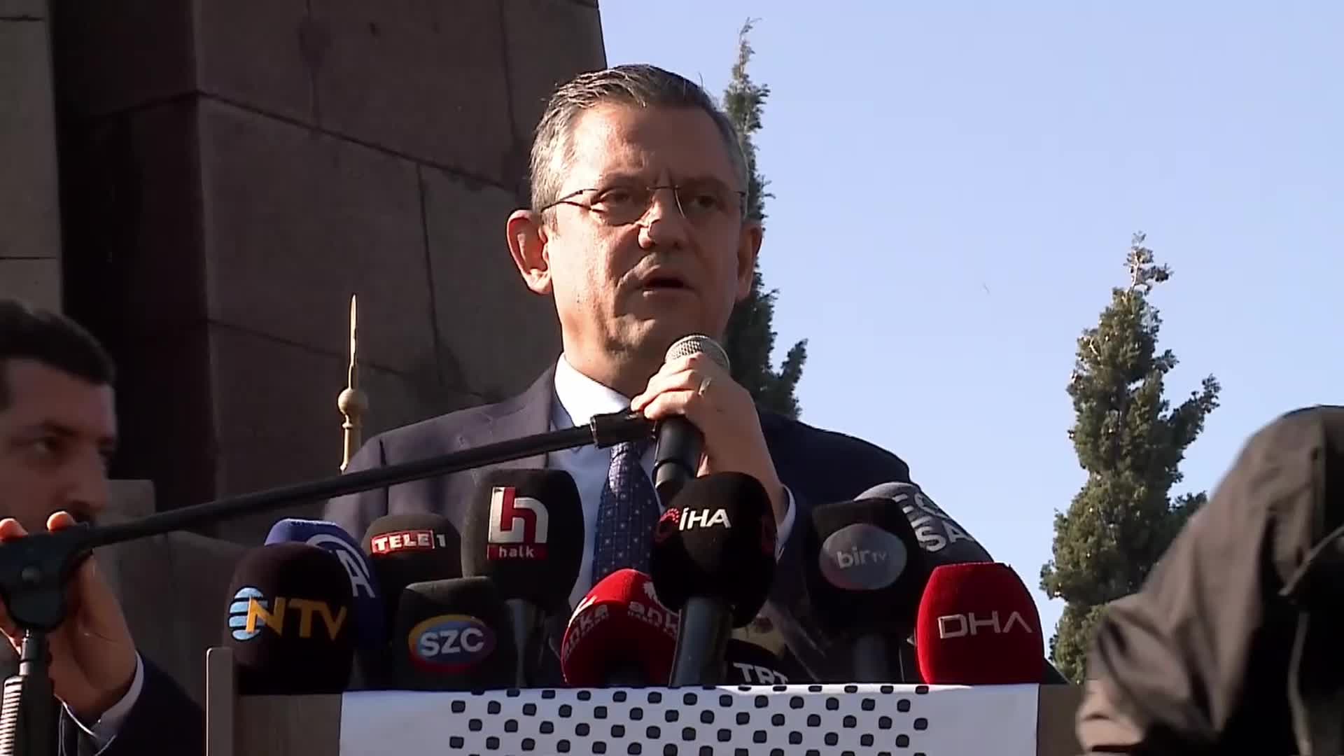 ÖZGÜR ÖZEL, MENEMEN’DE: “10 KASIM TÖRENLERİNDE ATATÜRK’ÜN RESMİNİ YAKASINA ASMAYI REDDEDEN SÖZDE ÜÇ TEĞMENE MÜDAHALE EDEN DÖRT TANE TEĞMEN, KUBİLAY’IN TEĞMENLERİDİR, ATATÜRK’ÜN TEĞMENLERİDİR, BENİM TEĞMENLERİMDİR”