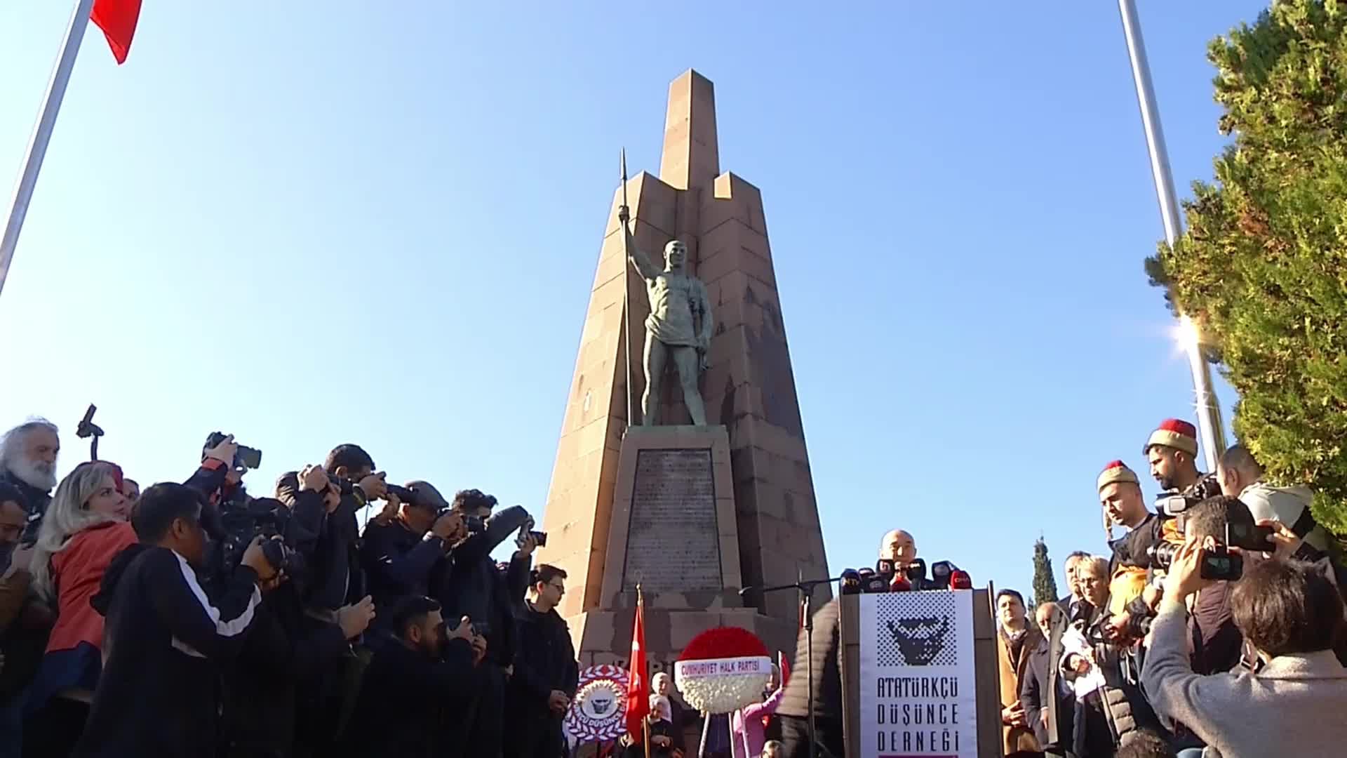 TUNÇ SOYER, MENEMEN'DE: "HALKIN DÜŞMANLARI BUGÜN DE CUMHURİYETİMİZİ KEMİRMEYE ÇALIŞIYOR... OKULLARIMIZI TARİKATLARA AÇMAYA ÇALIŞAN KARANLIK ZİHNİYETE ASLA İZİN VERMEYECEĞİZ"