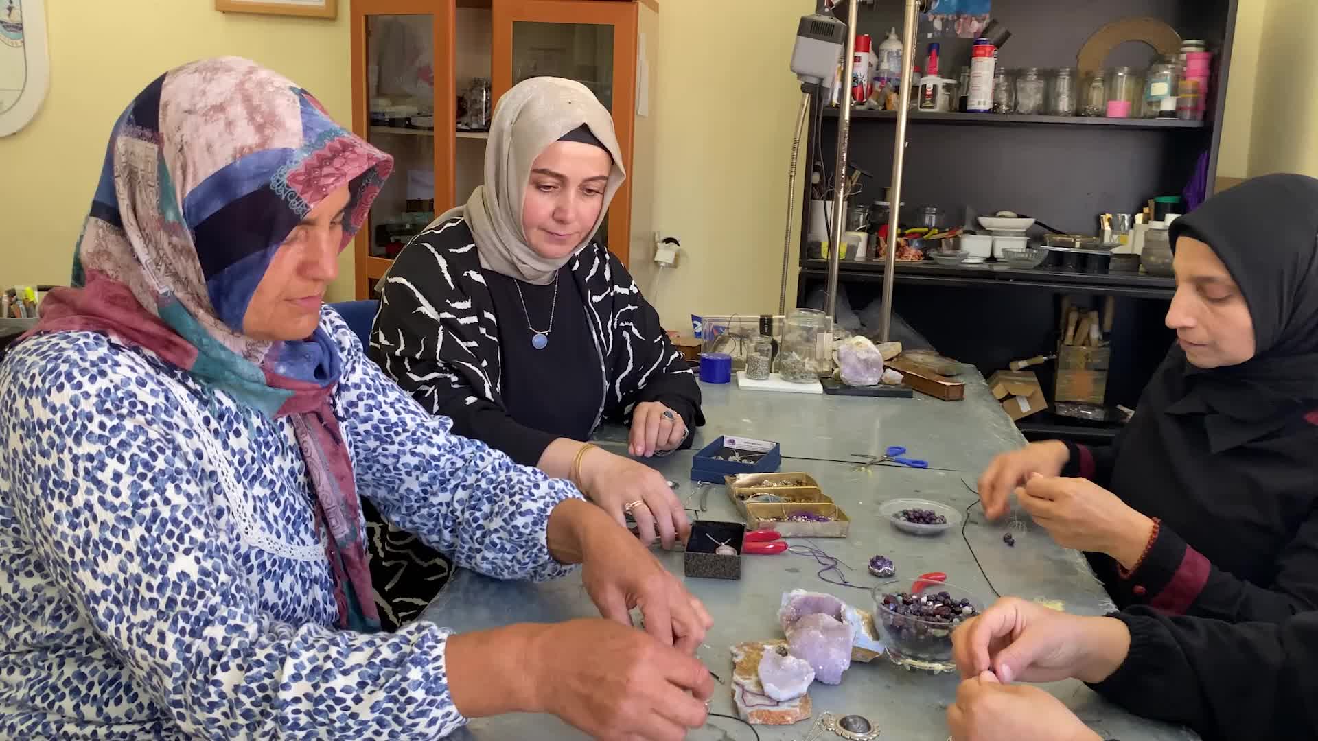 YOZGAT’TA ÜRETİCİ KADINLAR, KURDUKLARI ATÖLYELERDE EKONOMİYE KATKI SUNMAYA DEVAM EDİYOR