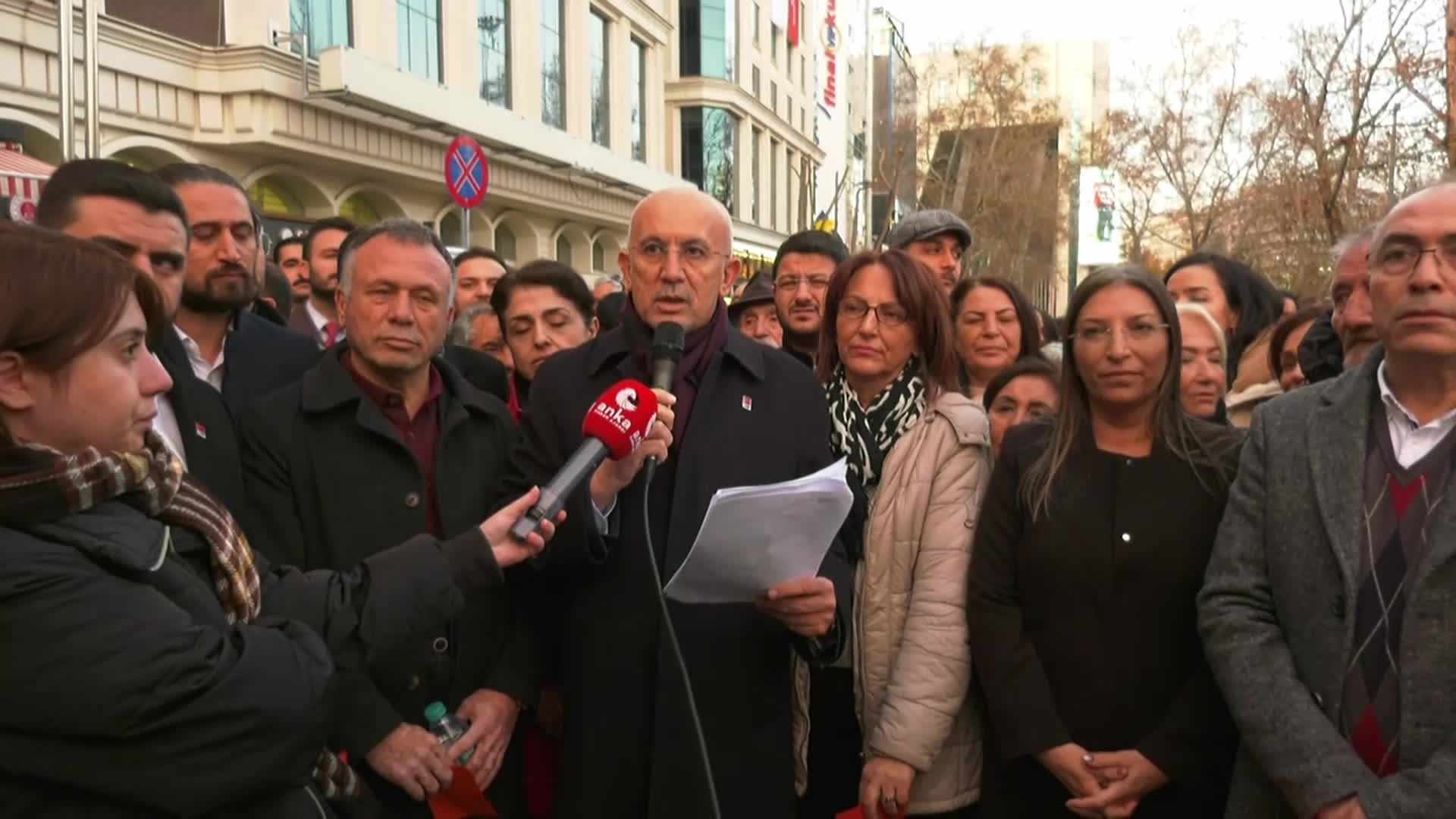 CHP ANKARA İL ÖRGÜTÜ'NDEN 17/25 ARALIK PROTESTOSU... ÜMİT ERKOL: "EVİNDE PARA SAYMA MAKİNELERİ ÇIKANLARI BİZE MASUM GİBİ GÖSTERENLERİ AFFETMEYECEĞİZ"