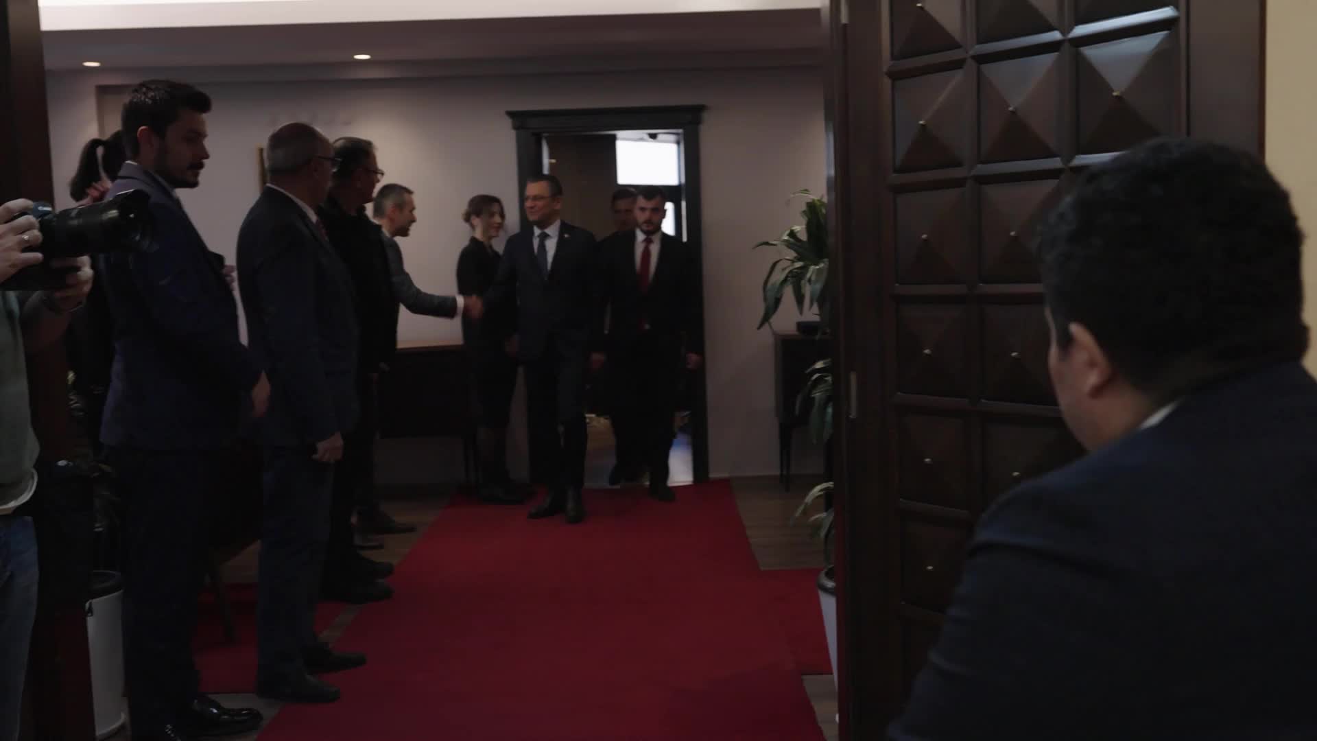 CHP LİDERİ ÖZEL, BUCA BELEDİYE BAŞKANI ERHAN KILIÇ'I ZİYARET ETTİ