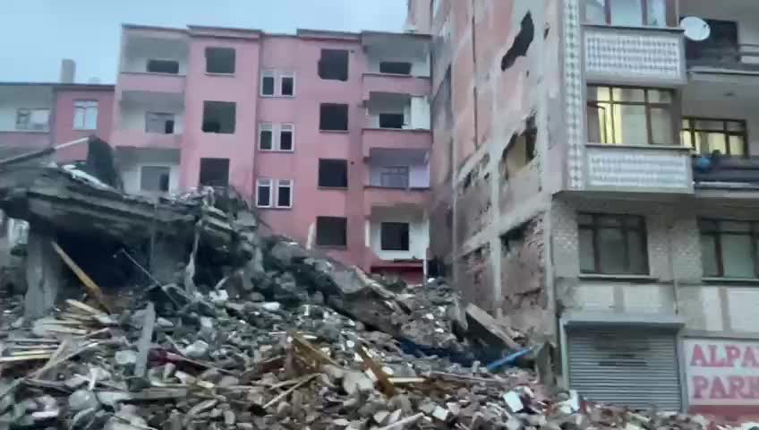 ELAZIĞ'DA DEPREMDE AĞIR HASAR ALAN BİNANIN YIKIMI SIRASINDA KOMŞU BİNA DA HASAR GÖRDÜ