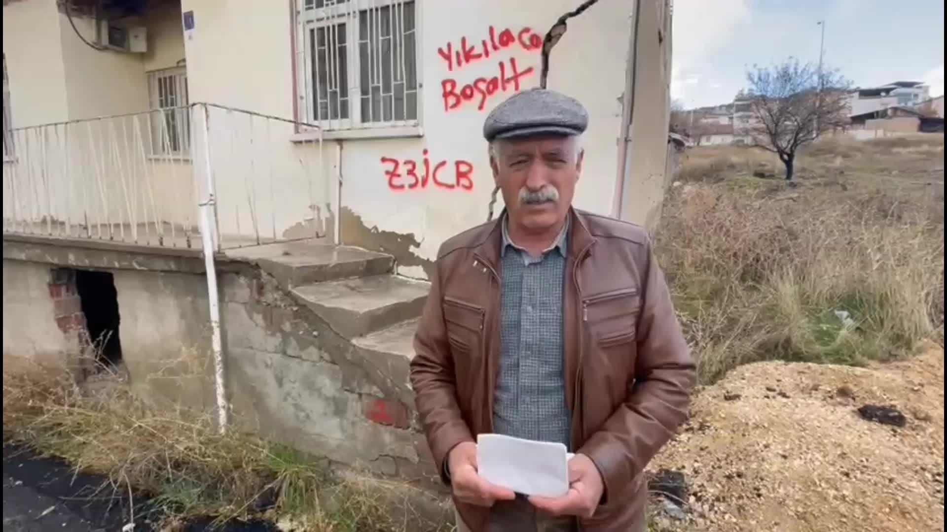 ELAZIĞ'DA YIKIM KARARI OLAN AĞIR HASARLI EVE, ELEKTRİK VE SU ABONELİĞİ VERİLMESİNE TEPKİ GÖSTEREN EV SAHİBİ HIDIR BAL: "BURANIN BİR AN ÖNCE YIKILMASI GEREKİYOR"
