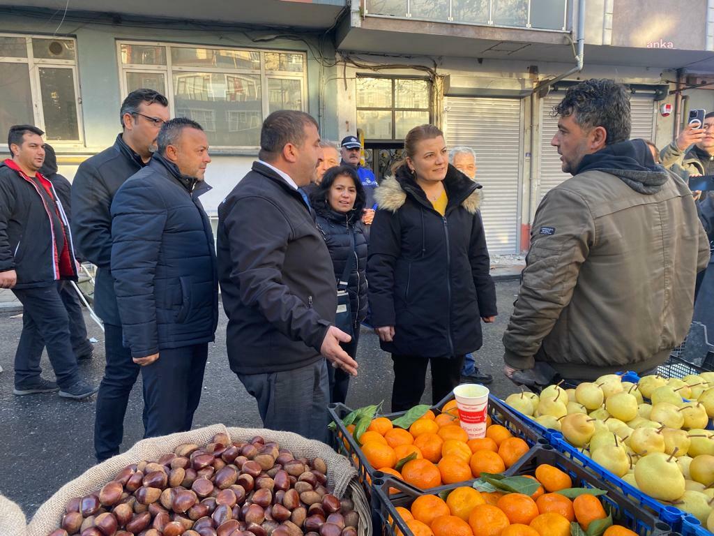 İZMİT BELEDİYE BAŞKANI HÜRRİYET, GÜNE PAZARCI ESNAFI ZİYARETİYLE BAŞLADI