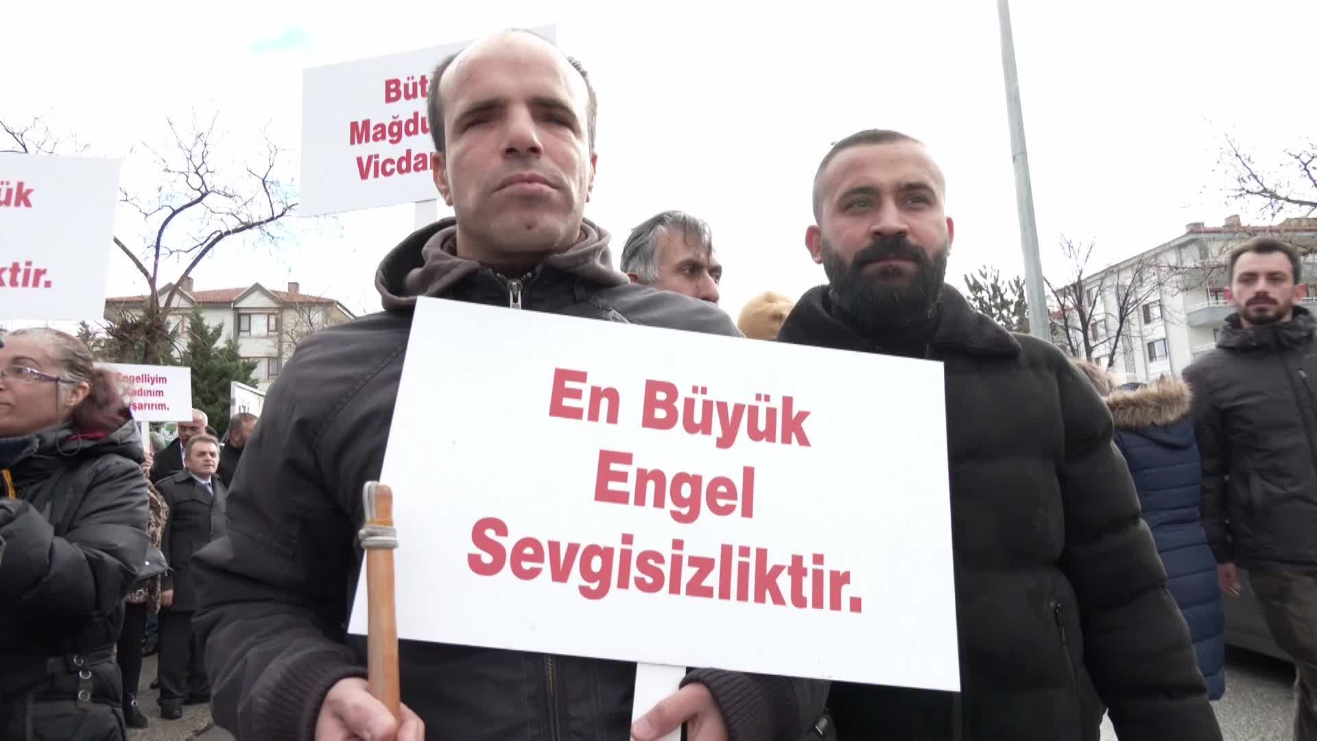 CHP ANKARA İL BAŞKANLIĞI’NDAN ENGELLİLERİN SESİNİ DUYURMAK İÇİN ‘YALIN AYAK’ YÜRÜYÜŞ... YÜCEL: “TABİİ Kİ SOĞUK AMA BİZLERE LAYIK GÖRÜLEN 2 BİN 811 TL GİBİ BİR AYLIKTAN DA SOĞUK DEĞİL”