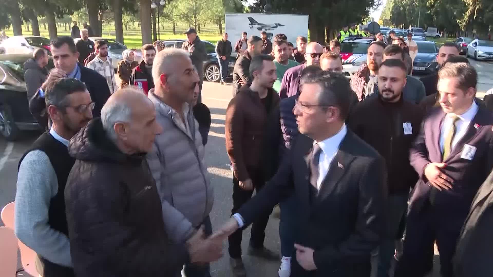 ÖZGÜR ÖZEL, SÖZLEŞMELİ PİYADE ER ENİS BUDAK’IN MANİSA’DAKİ CENAZE TÖRENİNE KATILDI