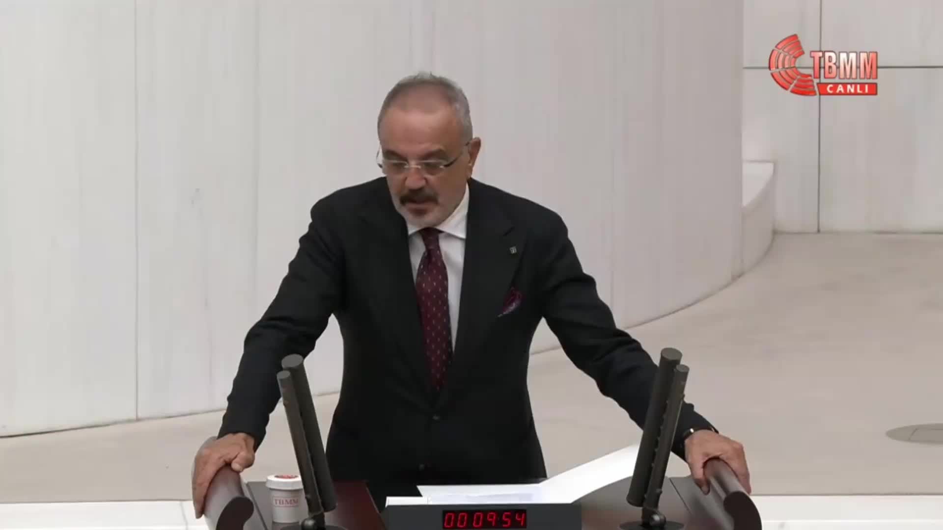 SIRRI SAKIK: “EY PARLAMENTO, BANA GÖSTERİN. 40 YILLIK SÜRE İÇERİSİNDE BİR TEK MİLLETVEKİLİNİN ÇOCUKLARI VE YAKINLARI ÖLMÜŞ MÜ? ASLA. ÖLMÜYOR. AMA SAVAŞIN FATURASINI YOKSUL ANADOLU ÇOCUKLARI YAŞIYOR”