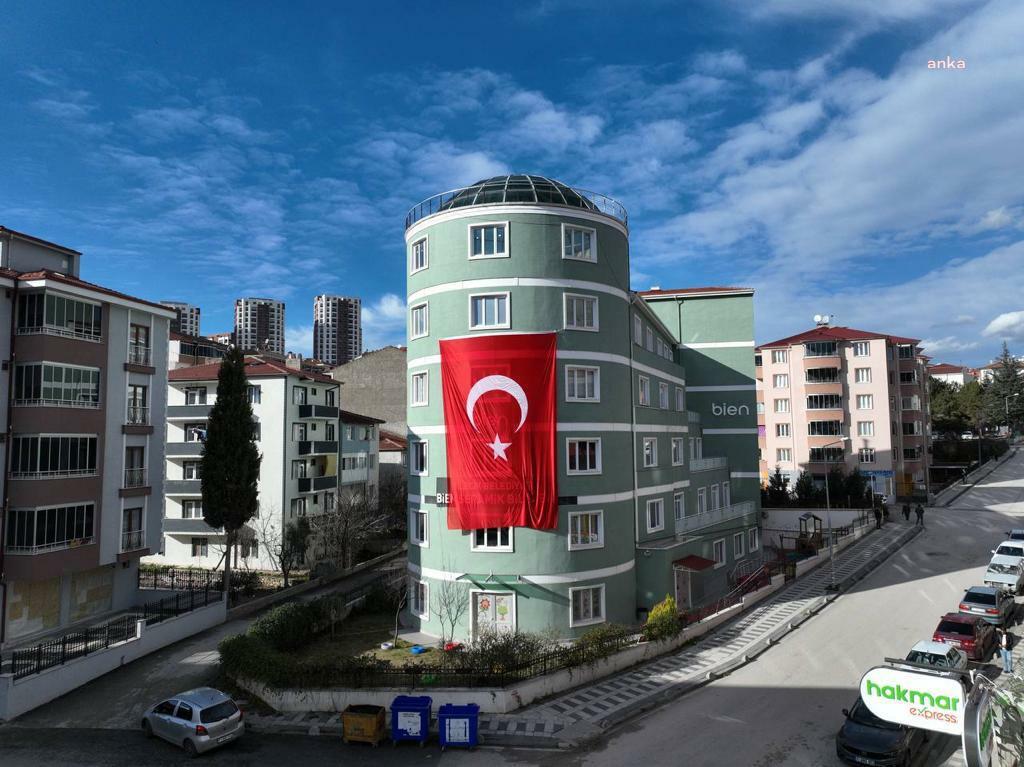 BİLECİK BELEDİYESİ'NE AİT BİNALARA TÜRK BAYRAKLARI ASILDI