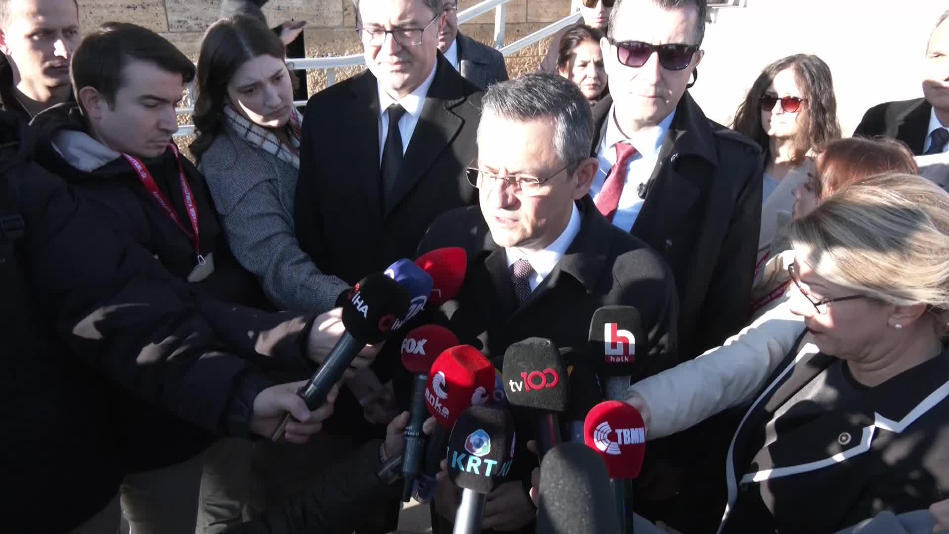 ÖZGÜR ÖZEL: “NE ÖZGÜR ÖZEL’İN NE CHP’NİN GERİYE ATACAK BİR TEK ADIMI YOKTUR. BİR SANTİM EĞİLMEYİZ, BİR KELİME EKSİK KONUŞMAYIZ. BİLİRİZ Kİ BİR SANTİM EĞİLİRSEK, SİZ BU MİLLETE DİZ ÇÖKTÜRÜRSÜNÜZ. BUNA İZİN VERMEYECEĞİZ”