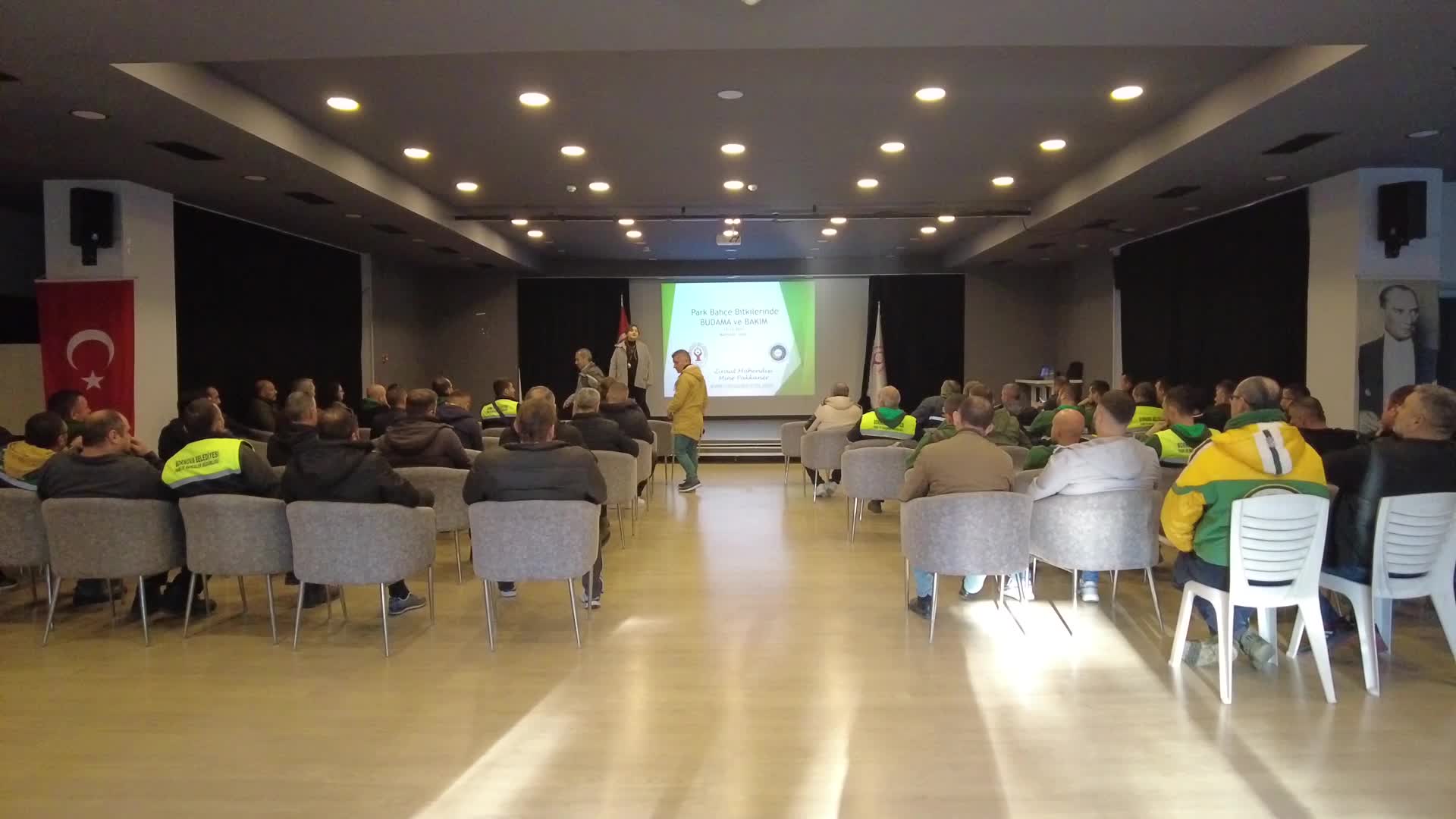 YEŞİL BORNOVA'DA DAHA ESTETİK GÖRÜNÜM İÇİN BUDAMA EĞİTİMİ
