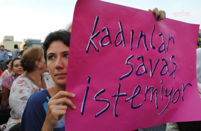 TÜRKİYELİ VE YUNANİSTANLI KADINLAR DOĞU AKDENİZ'DEKİ GERİLİME "DUR" DEDİ: YAŞASIN BARIŞ, YAŞASIN KADIN DAYANIŞMASI