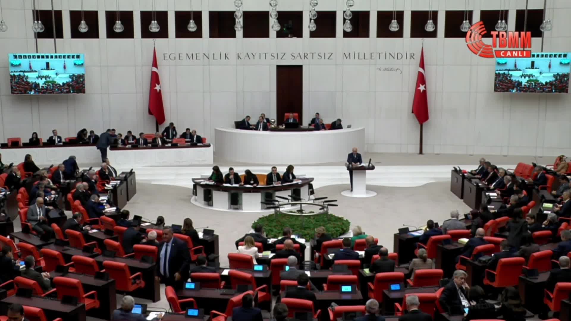 TBMM'DE BÜTÇE GÖRÜŞMELERİ... ERHAN USTA: "TÜRKİYE EKONOMİSİNİN MAALESEF CİDDİ MAKRO EKONOMİK SORUNLARI VAR. HİÇBİR ŞEY BİLMEDİĞİNİZ HALDE ‘BEN BİLİRİM’LE  BU SORUNLARI AŞMA İMKANI YOKTUR”