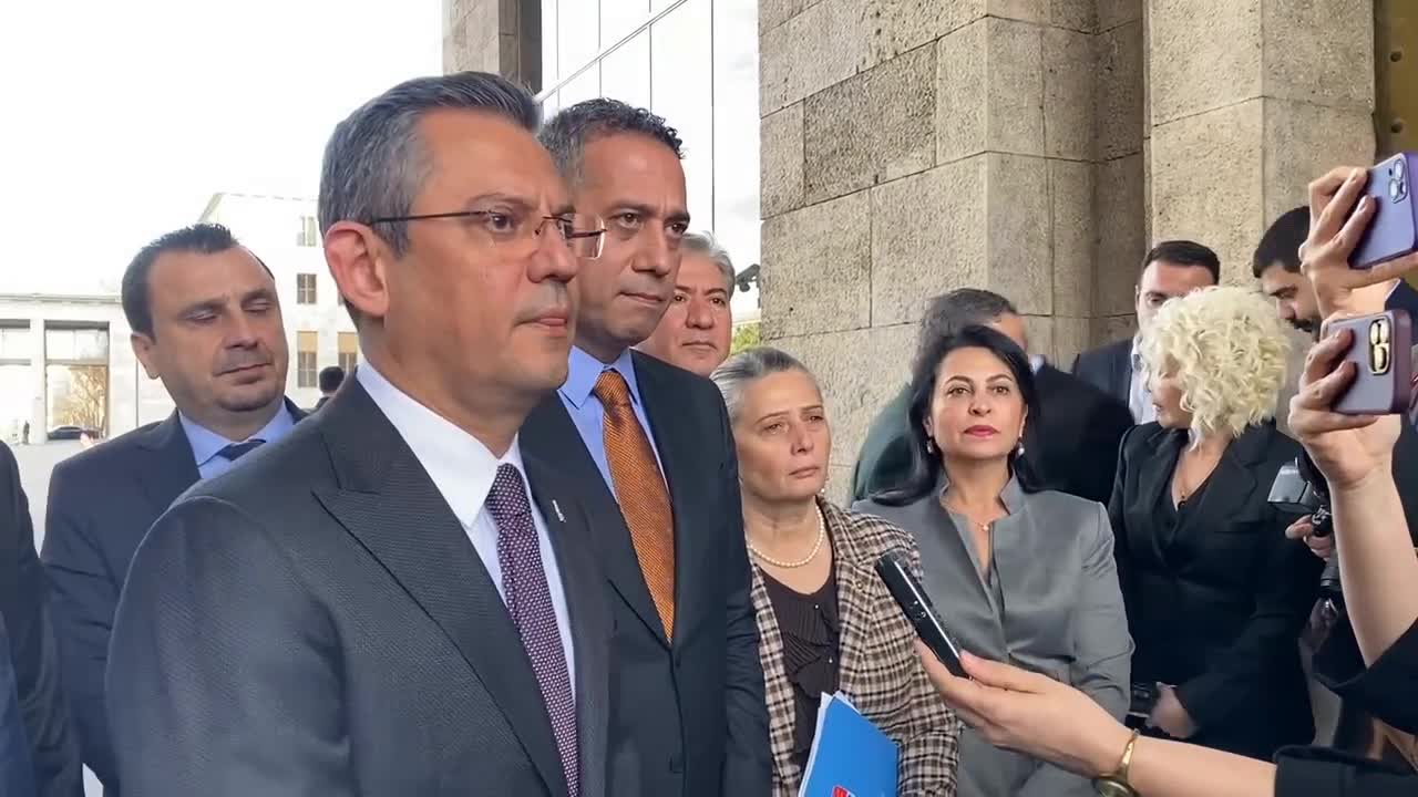 ÖZGÜR ÖZEL: “ŞEHİT CENAZESİNE GİTMEK NE ZAMANDAN BERİ GÖVDE GÖSTERİSİ OLMUŞ, BİNDİRİLMİŞ KITALARLA BİZE KARŞI SLOGAN ATTIRMAK MARİFET Mİ? CENAZEYE GİTMEK Mİ GÖVDE GÖSTERİSİ, ORADA SÖVGÜ GÖSTERİSİ YAPMAK MI? HANGİSİ ŞEHİDİ İNCİTİYOR?”