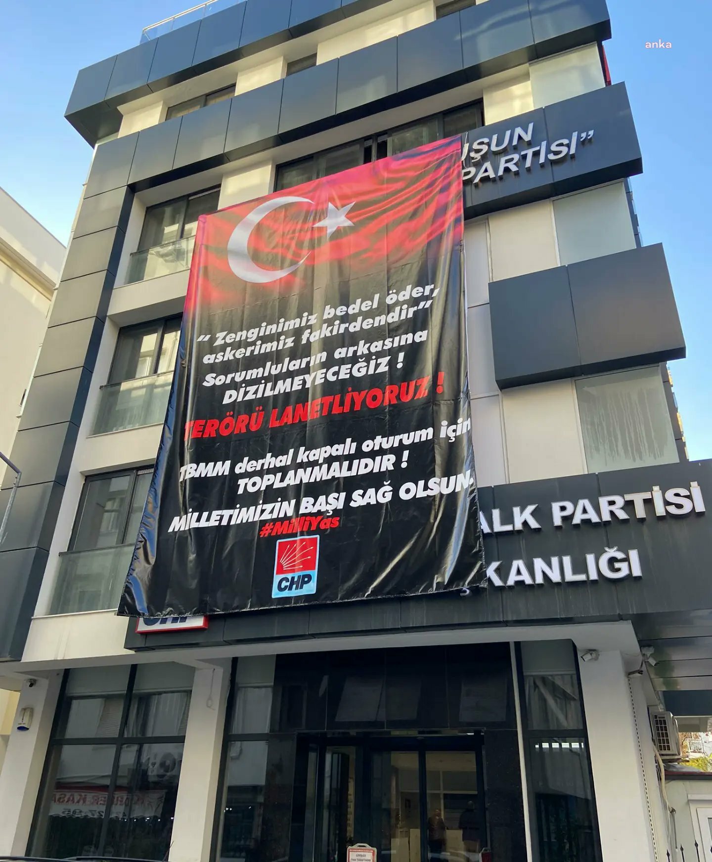 CHP İZMİR İL BİNASINA “TERÖRÜ LANETLİYORUZ” PANKARTI ASILDI