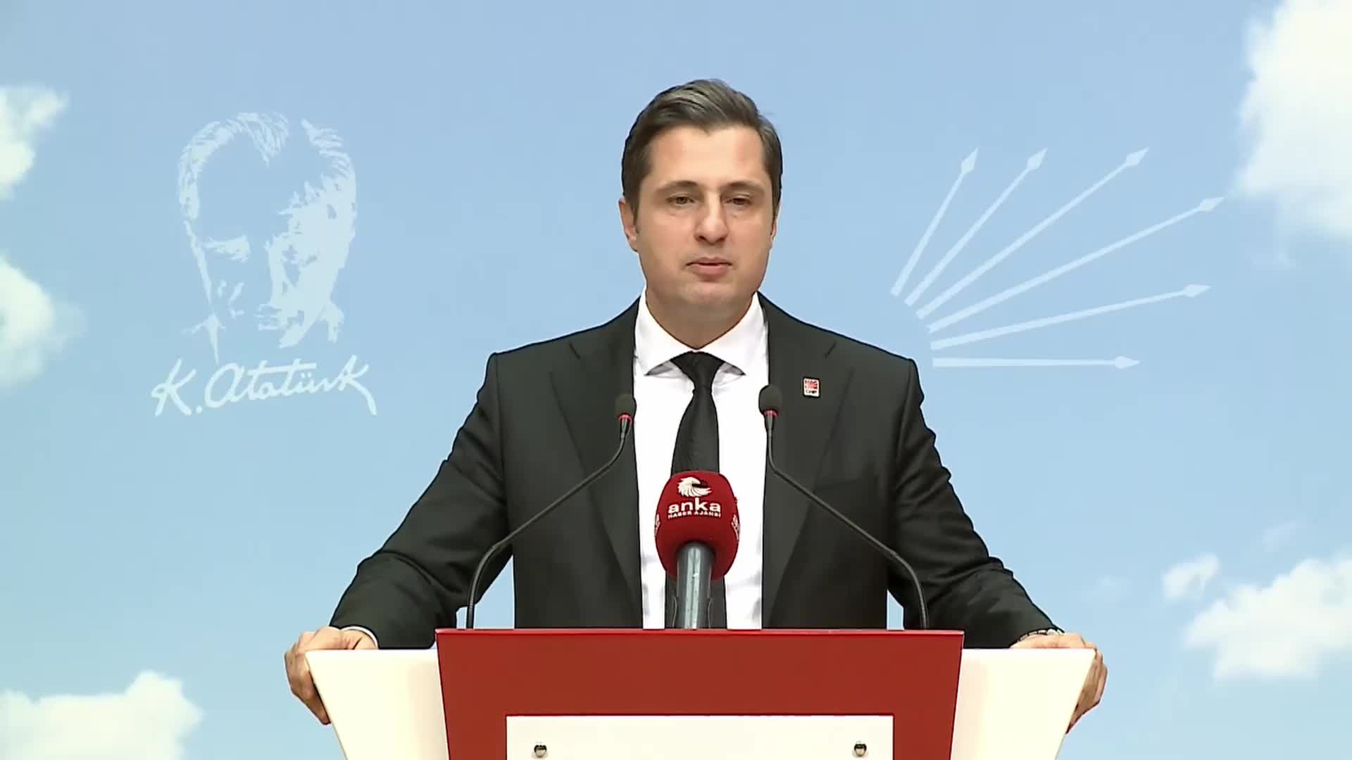 DENİZ YÜCEL: “MEHMETÇİĞİ BİLE BİLE ÖLÜME GÖNDEREN ELLERDEN ÇIKMIŞ BİLDİRİLERE, BİZİM MÜREKKEBİMİZİN TEK BİR DAMLASI BİLE DÜŞMEYECEK”