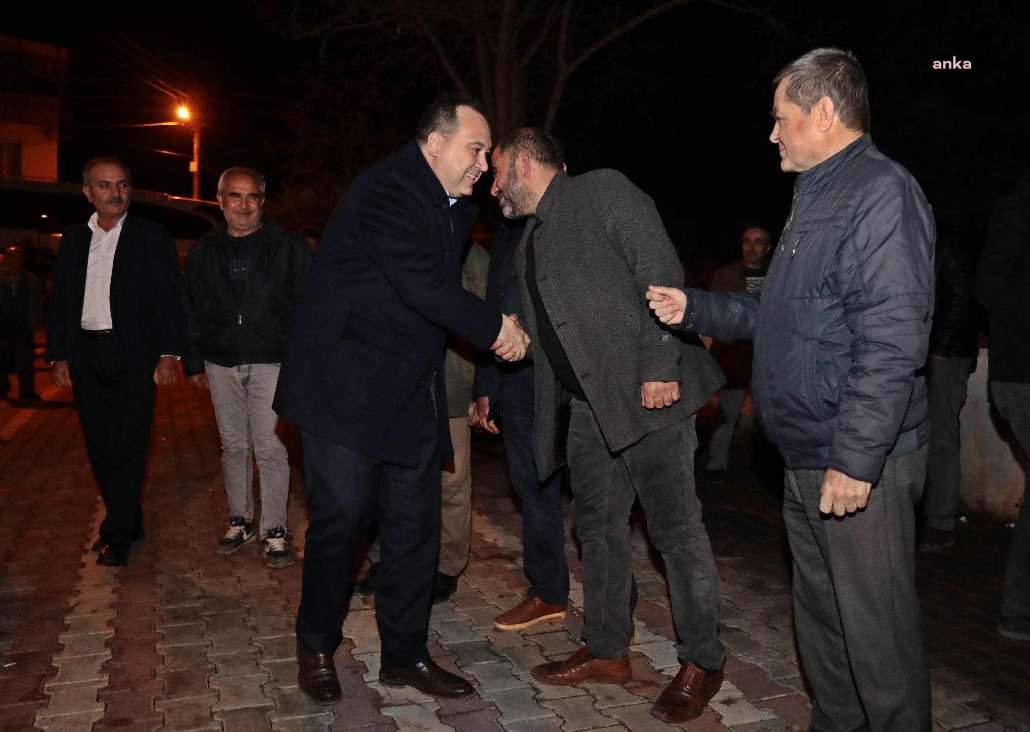 AKHİSAR BELEDİYE BAŞKANI DUTLULU, UMREYE GİDEN VATANDAŞLARI DUALARLA UĞURLADI