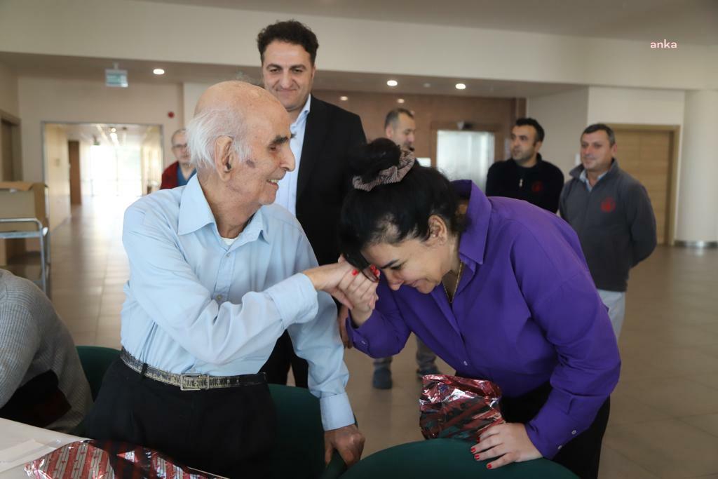 KARTAL BELEDİYESİ’NDEN HUZUREVİ SAKİNLERİNE YILBAŞI ZİYARETİ