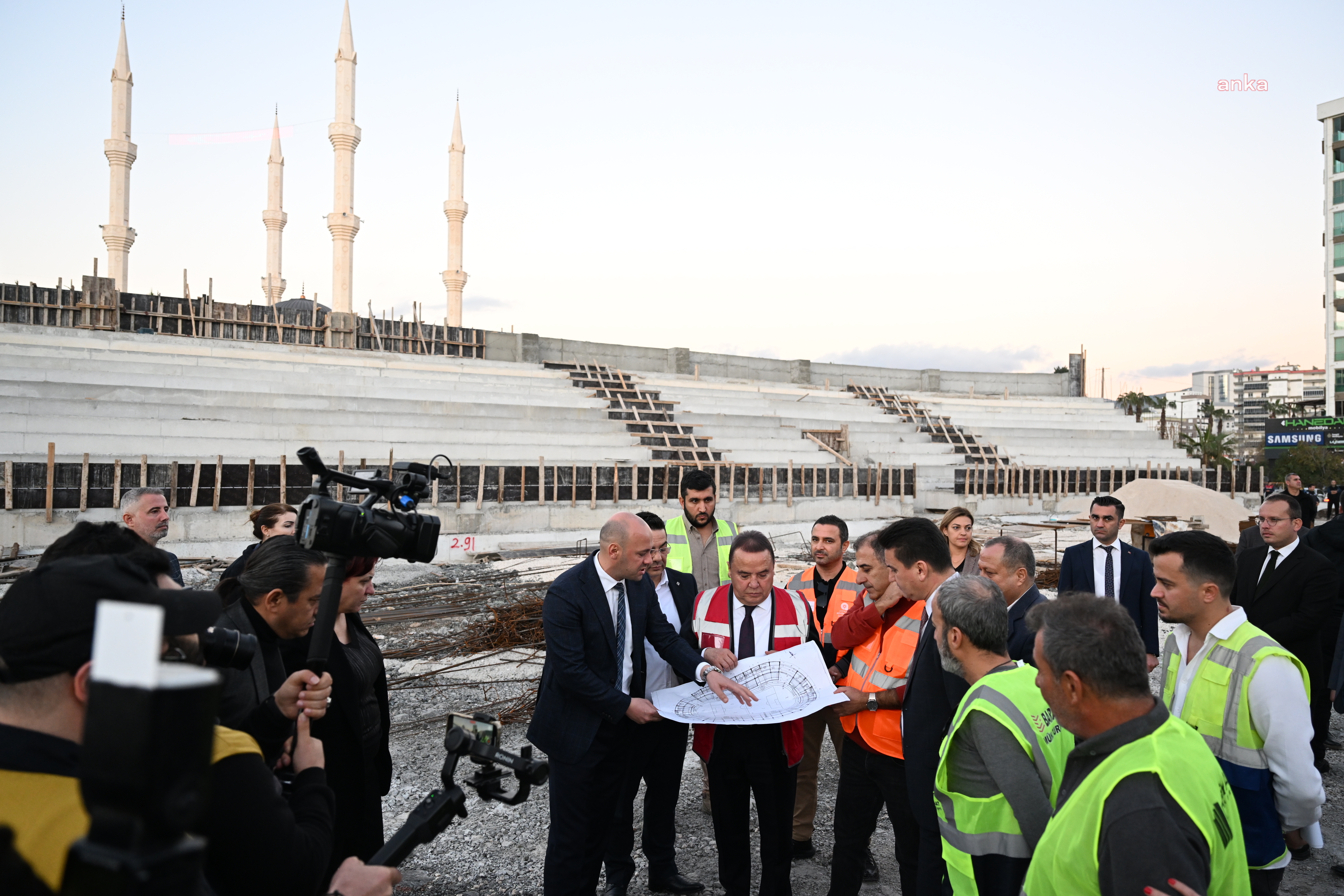 MUHİTTİN BÖCEK, KUMLUCA ATATÜRK STADYUMU’NDAKİ ÇALIŞMALARI İNCELEDİ