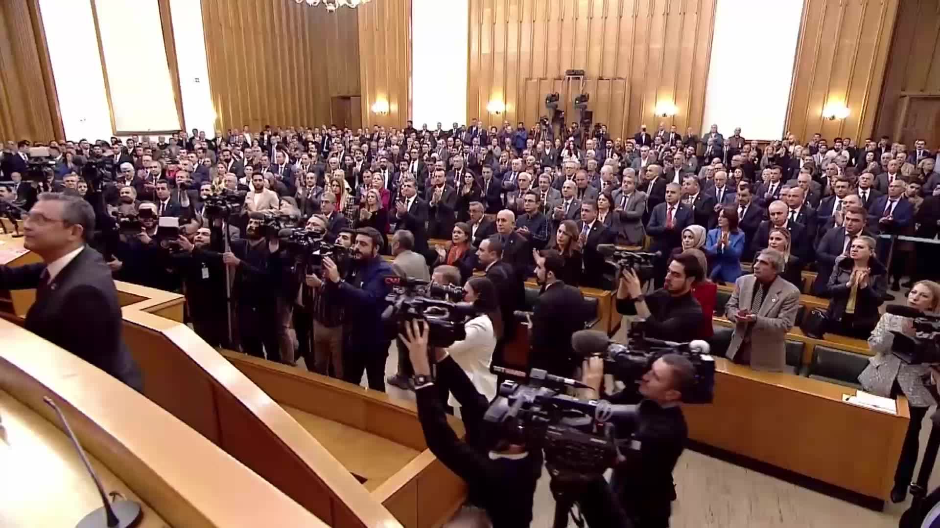 CHP LİDERİ ÖZEL’DEN, DEVLET BAHÇELİ’YE YANIT: “PKK’NIN ADINI ANMAYAN BİR HAİN ARIYORSAN, İŞTE RECEP TAYYİP ERDOĞAN’IN TWEETİ. ÖYLE BEDAVA SİYASET YOK ARTIK. HAİN ARIYORSAN BURADA”