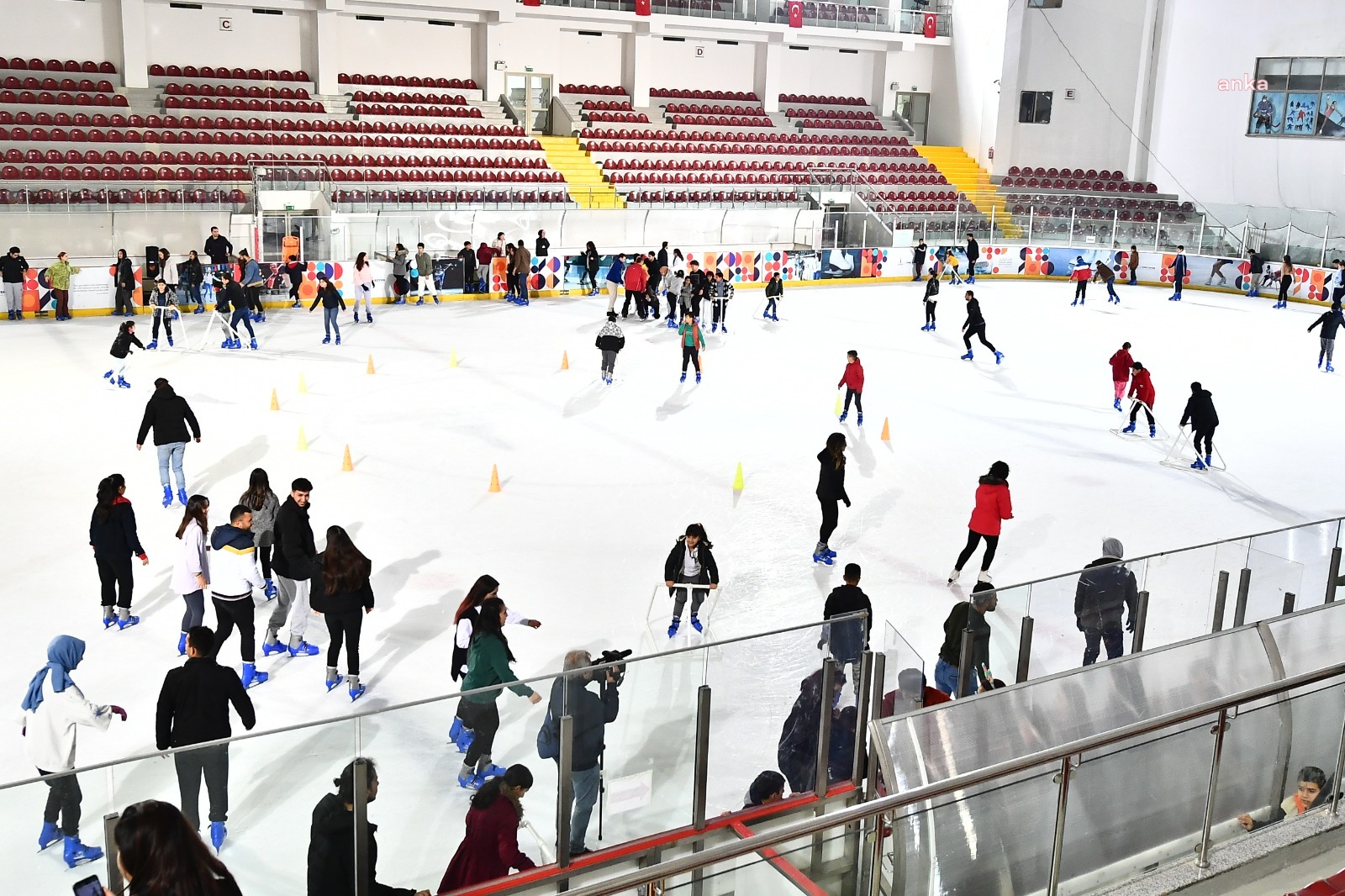 İZMİRLİ KADINLAR 2 OCAK’TA BUZ PİSTİNDE