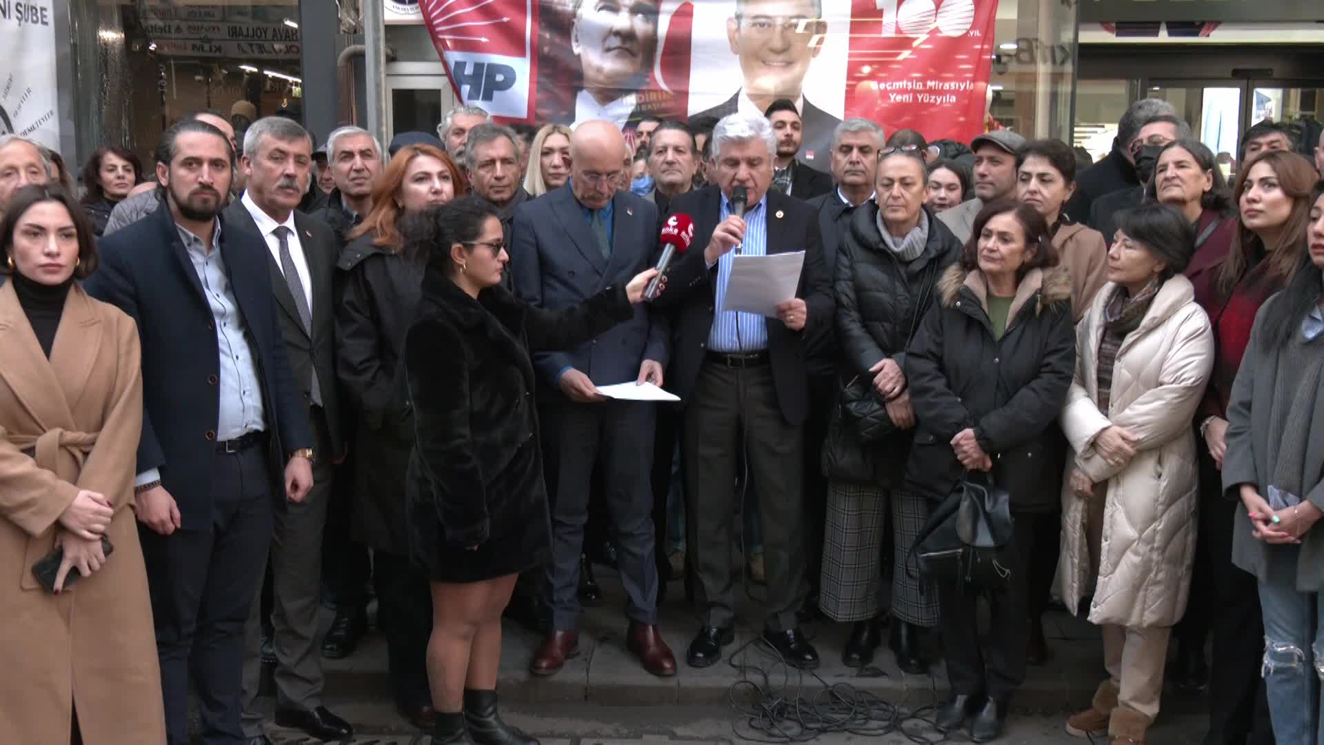 ÜMİT ERKOL: "'FIRAT'IN KENARINDA BİR KOYUN KAYBOLSA BANA SORUN' DİYEN CUMHURBAŞKANI, 12 ASKERİN ŞEHİT OLMASINDAN SONRA SORUMLU OLARAK ÇIKMALI VE SORULARIMIZA CEVAP VERMELİDİR"