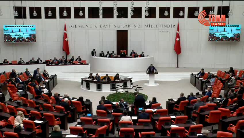 SEZGİN TANRIKULU’DAN ‘ESAT OKTAY YILDIRAN’ TEPKİSİ: “‘MESELE, BU SAATTEN SONRA O TABELANIN ORADAN İNDİRİLMESİ DEĞİLDİR. MESELE, SİZİN İKTİDARINIZ DÖNEMİNDE BU TABELANIN ORAYA ASILMIŞ OLMASIDIR”