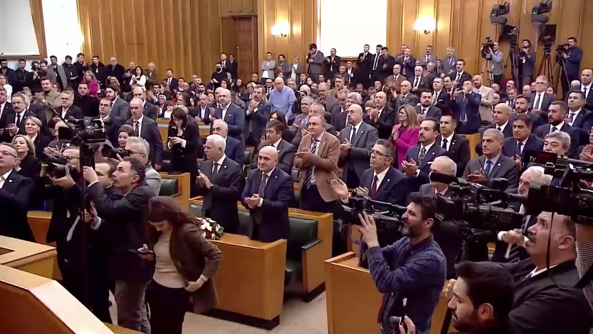 MERAL AKŞENER: “SEÇİMLERE 81 İLDE, HÜR VE MÜSTAKİL OLARAK GİRME KARARIMIZDAN SONRA RAHATSIZLIK AYYUKA ÇIKTI. KİMSE KUSURA BAKMASIN. RAHATSIZ ETMEYE AYNEN DEVAM EDECEĞİZ”