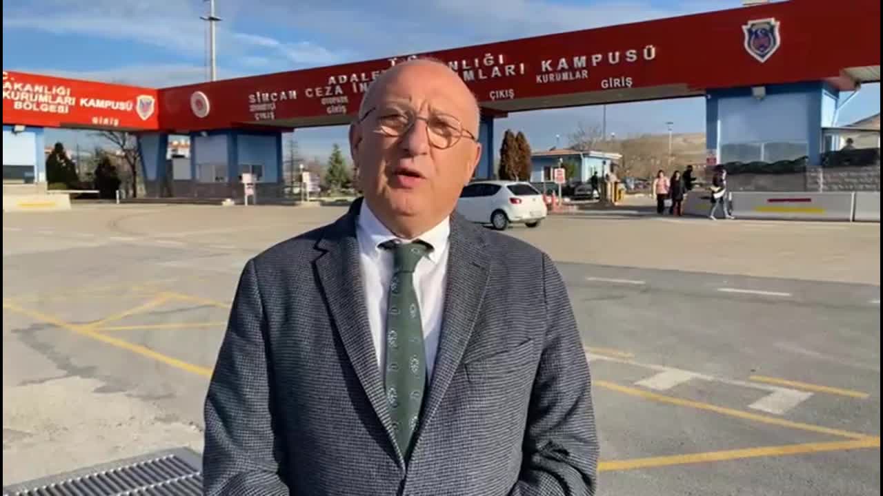CHP’Lİ ÇAKIRÖZER, CEZAEVİNDEKİ GAZETECİLERİN “CEZAEVİNDE TUTUKLU GAZETECİ YOK” DİYEN ADALET BAKANI’NA YANITINI AKTARDI: “HER ŞEYİ PEMBE GÖSTERENLERİ MAKBUL GAZETECİ SAYIYORLAR”