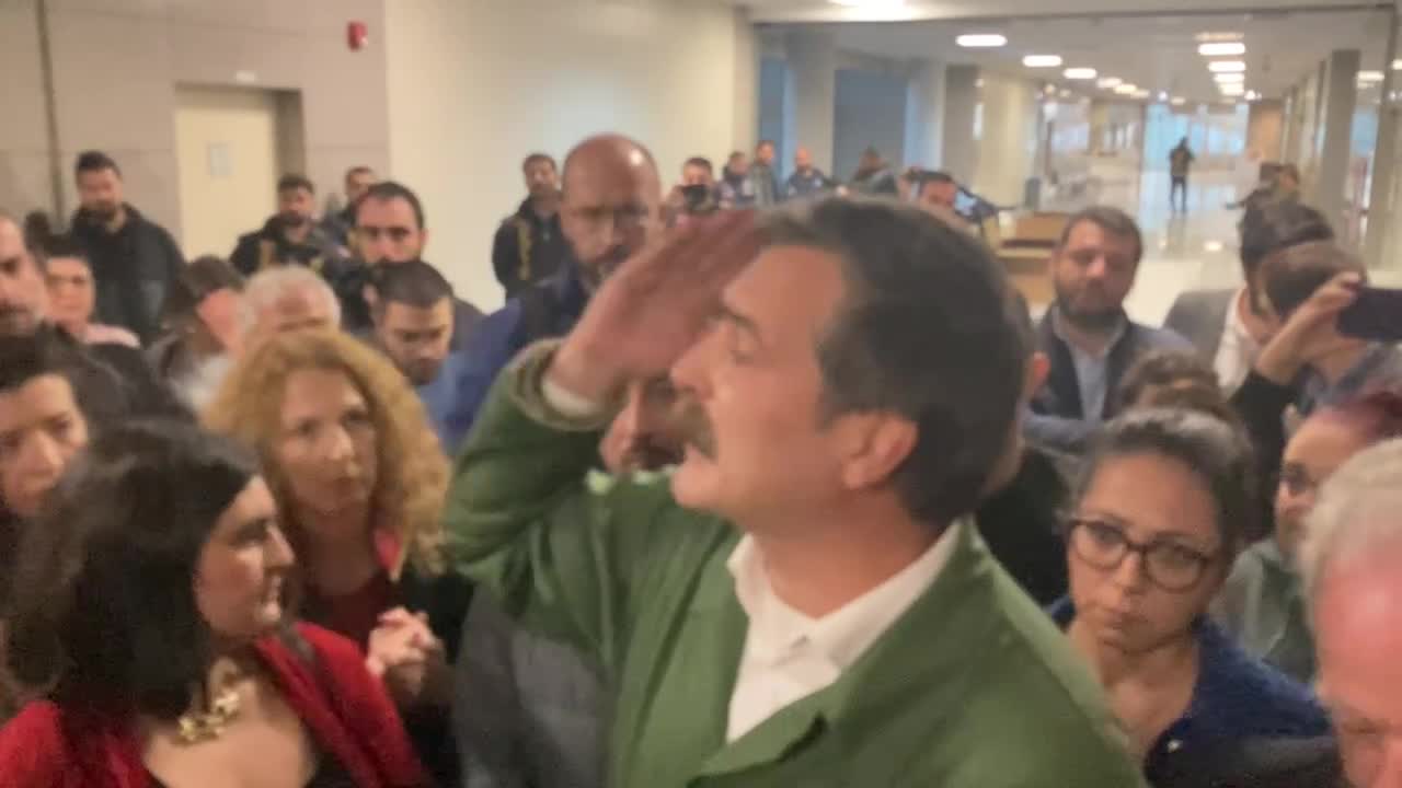 ERKAN BAŞ:  "BU MASKELİ BALOYA SON VERİYORUZ. KARAR ÇIKANA KADAR ÇAĞLAYAN MEYDANI'NDA BEKLEYECEĞİZ. TÜM YURTTAŞLARI BİZİMLE OTURMAYA ÇAĞIRIYORUZ"