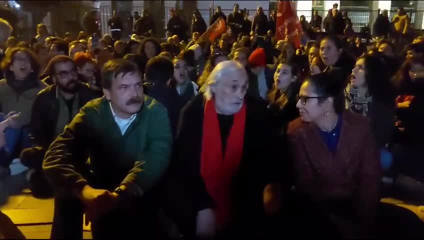 TİP'İN CAN ATALAY İÇİN ÇAĞLAYAN ADLİYESİ ÖNÜNDEKİ OTURMA EYLEMİ BAŞLADI. USTA SANATÇI MÜJDAT GEZEN: "CUMHURBAŞKANI AÇIKLAMA YAPACAK DEDİLER AYNI SAATLERE DENK GETİRDİLER SARAYDA.GÜNDEM SAPTIRMA MERKEZİ HARİKA ÇALIŞIYOR"