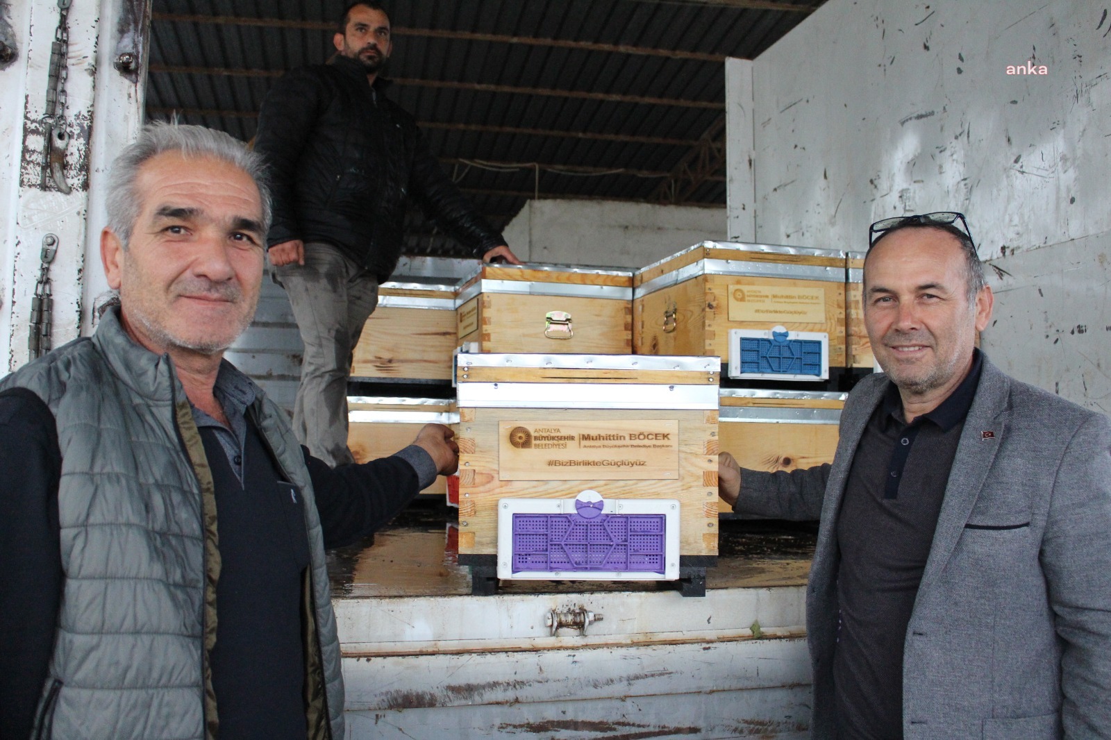 ANTALYA BÜYÜKŞEHİR'DEN KEMER’DE ARI ÜRETİCİLERİNE KOVAN DESTEĞİ