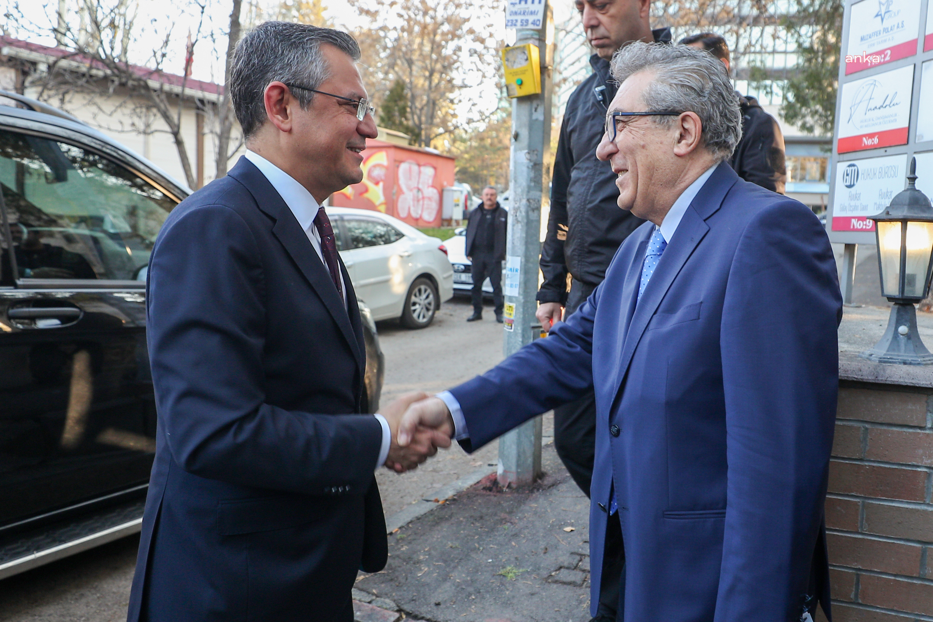ÖZGÜR ÖZEL, SOSYAL DEMOKRASİ DERNEĞİ’Nİ ZİYARET ETTİ