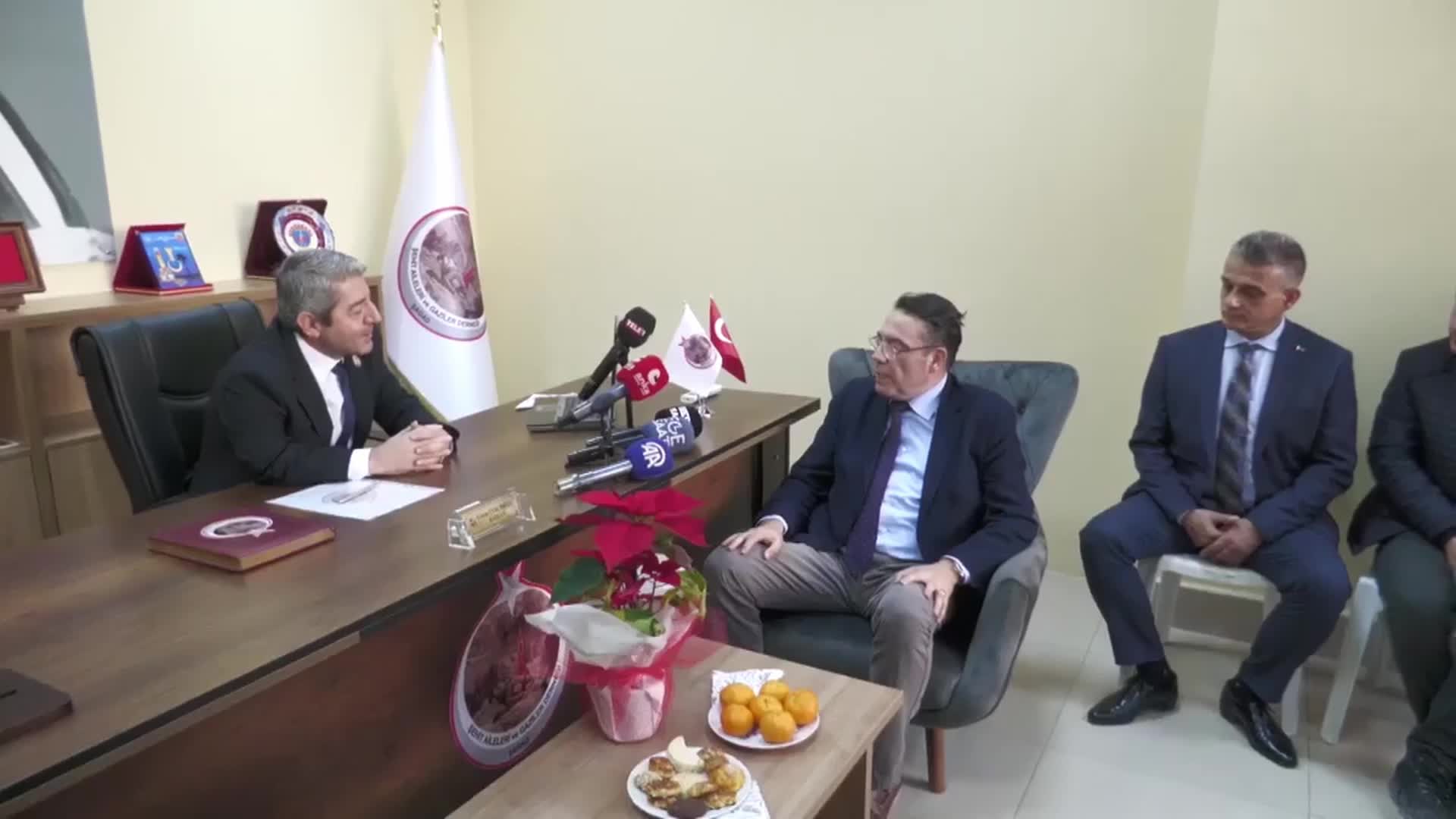 YANKI BAĞCIOĞLU, ŞAGAD’I ZİYARET ETTİ. ÇERÇİOĞLU: “ŞEHİT CENAZESİNDE GENEL BAŞKANA YAPILANI KESİNLİKLE SAYGISIZLIK OLARAK GÖRÜYORUZ. ANA MUHALEFET PARTİSİ LİDERİNİN ŞEHİT CENAZESİNE KATILIP KATILMAMASI KİMSENİN TEKELİNDE DEĞİLDİR”
