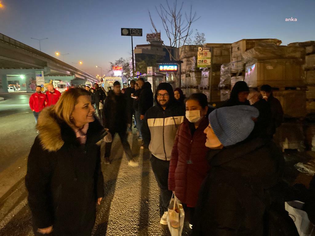 İZMİT BELEDİYE BAŞKANI HÜRRİYET, KANDIRA SAPAĞI'NDA SERVİS BEKLEYEN EMEKÇİLERLE BULUŞTU
