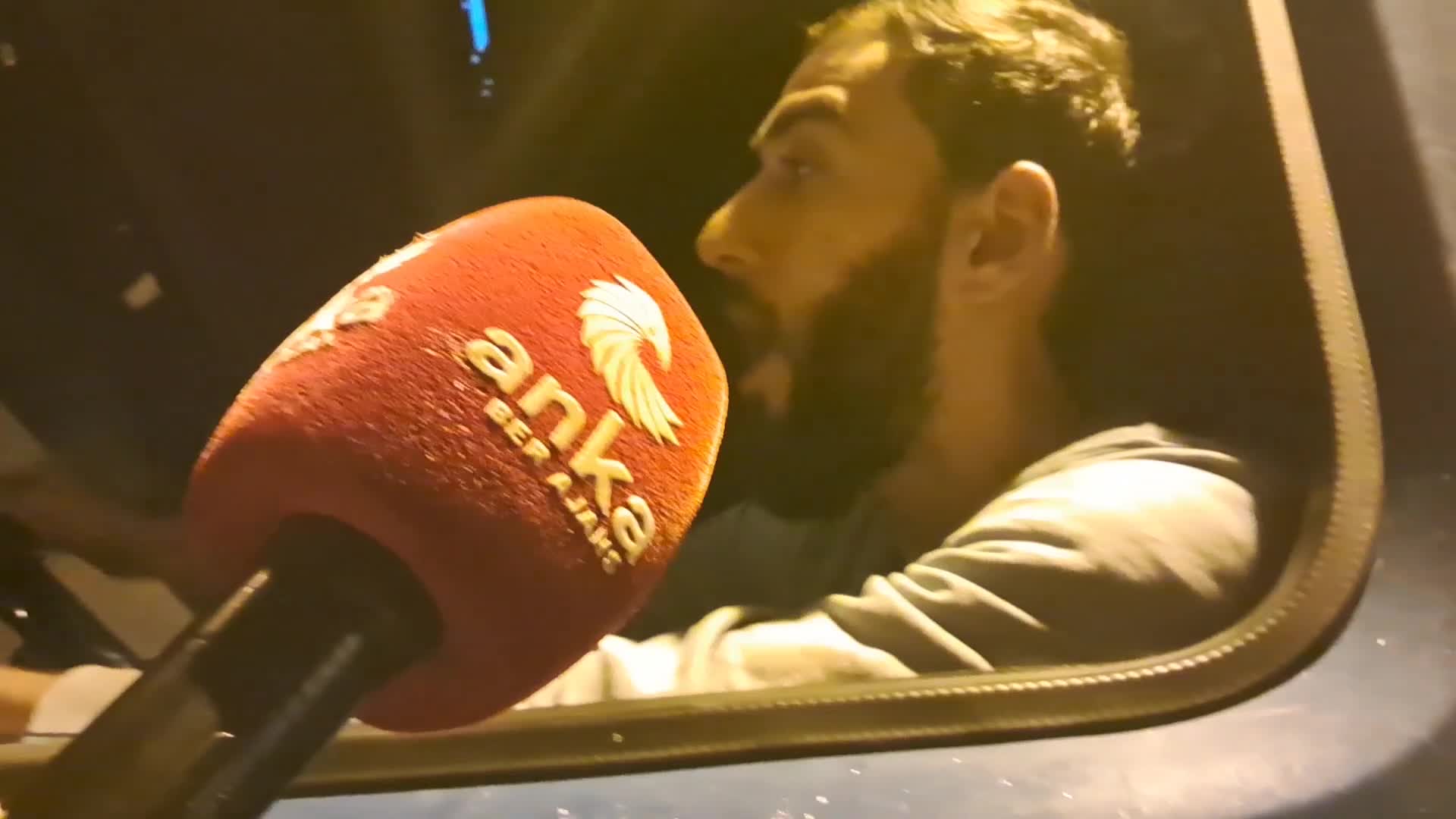 TIR ŞOFÖRLERİ, SARP SINIR KAPISI'NDA UZAYAN KUYRUKLAR NEDENİYLE GÜNLERCE BEKLEMEK ZORUNDA KALDIKLARI İÇİN TEPKİLİ