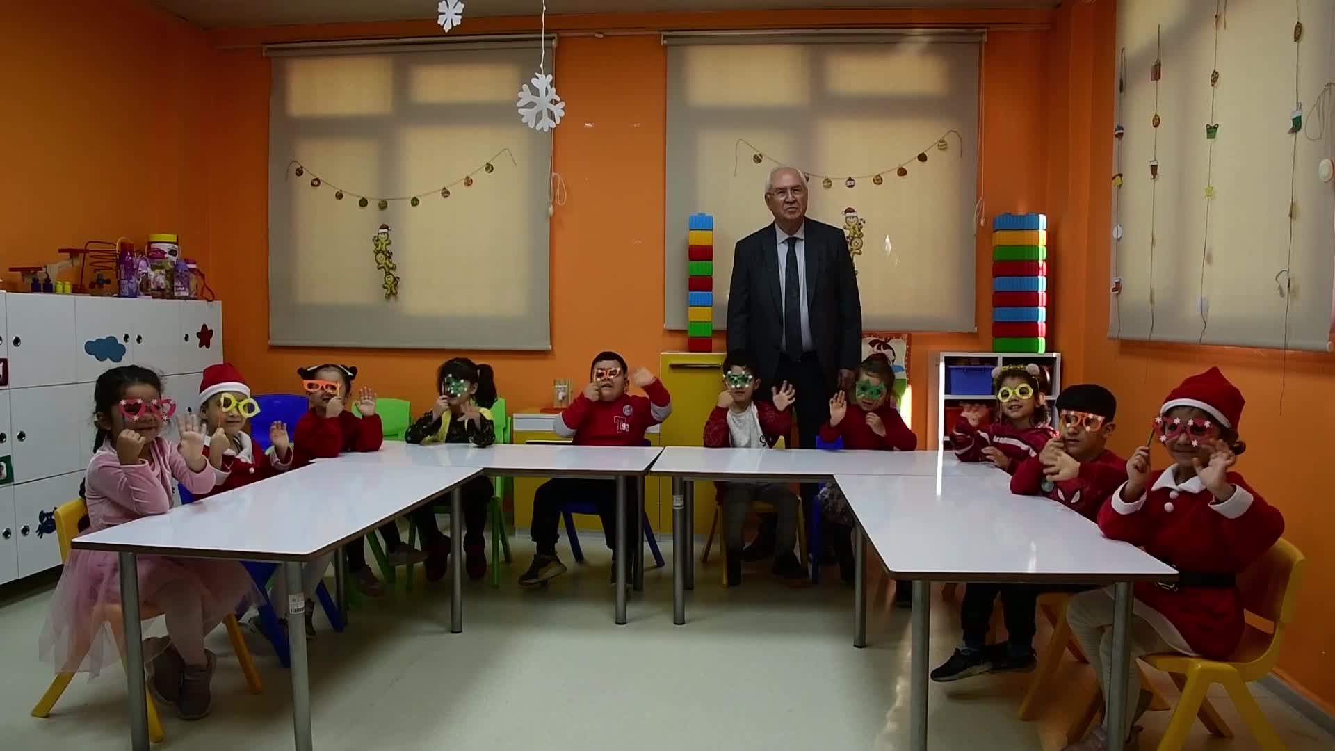 BAŞKAN SELVİTOPU MİNİKLERİN YENİ YILINI KUTLADI