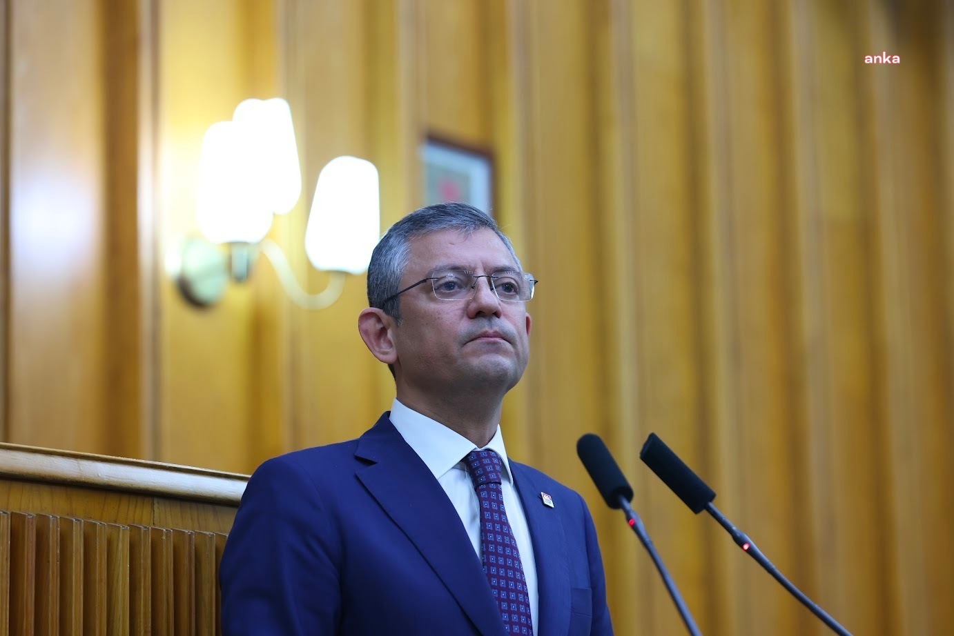 ÖZGÜR ÖZEL’DEN SUUDİ ARABİSTAN’A ATATÜRK POSTERİ VE İSTİKLAL MARŞI TEPKİSİ: “YETKİLİLERİ UYARIYORUZ; BU SOYTARILIĞA SON VERİN”