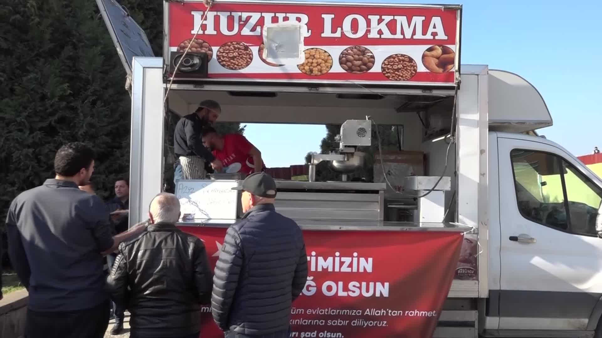 İZMİR BÜYÜKŞEHİR BELEDİYESİ ŞEHİTLER İÇİN HELVA VE LOKMA DAĞITTI