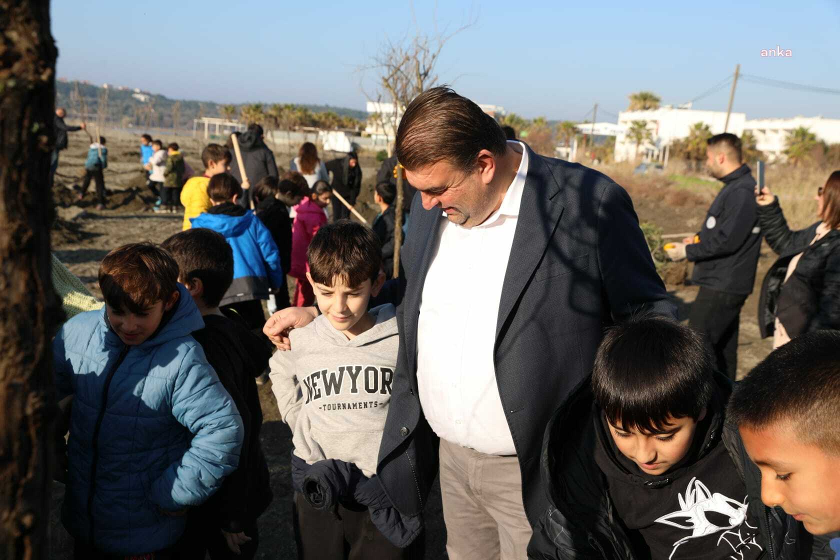 SEFERİHİSAR'DA ŞEHİTLERİN ANISINA FİDAN DİKİLDİ