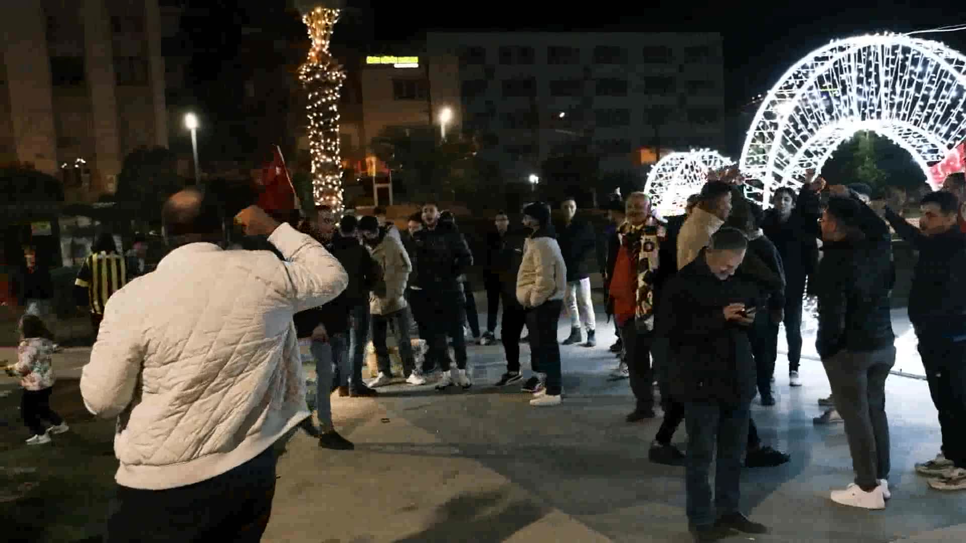 CEYHANLILAR, ATATÜRK İÇİN GECE SOKAKLARA İNDİ