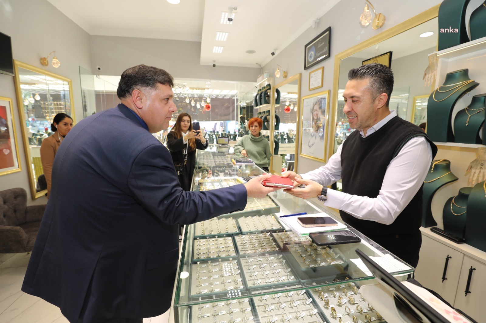 BAŞKAN VEKİLİ ÖZKAN ESNAFIN YENİ YILINI KUTLADI