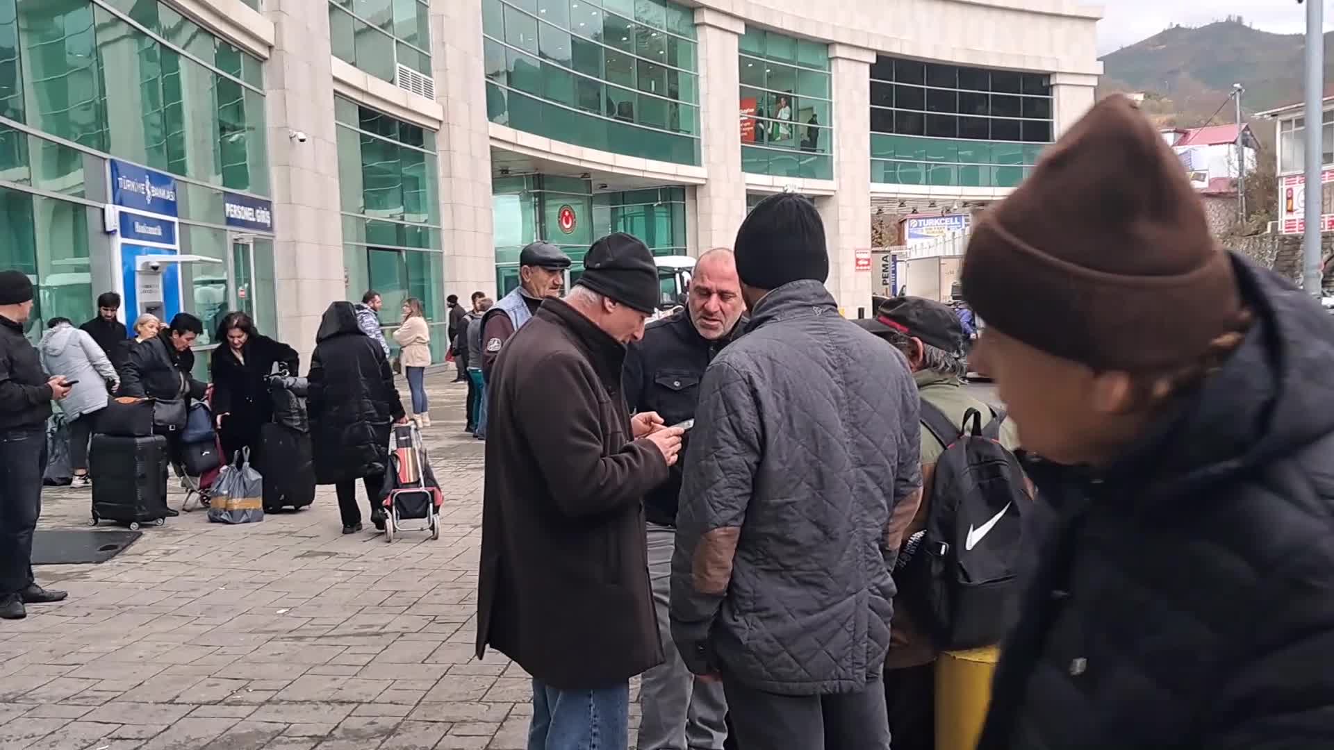 YENİ YILA GÜRCİSTAN'DA GİRMEK İSTEYEN VATANDAŞLAR, SARP SINIR KAPISINA AKIN ETTİ