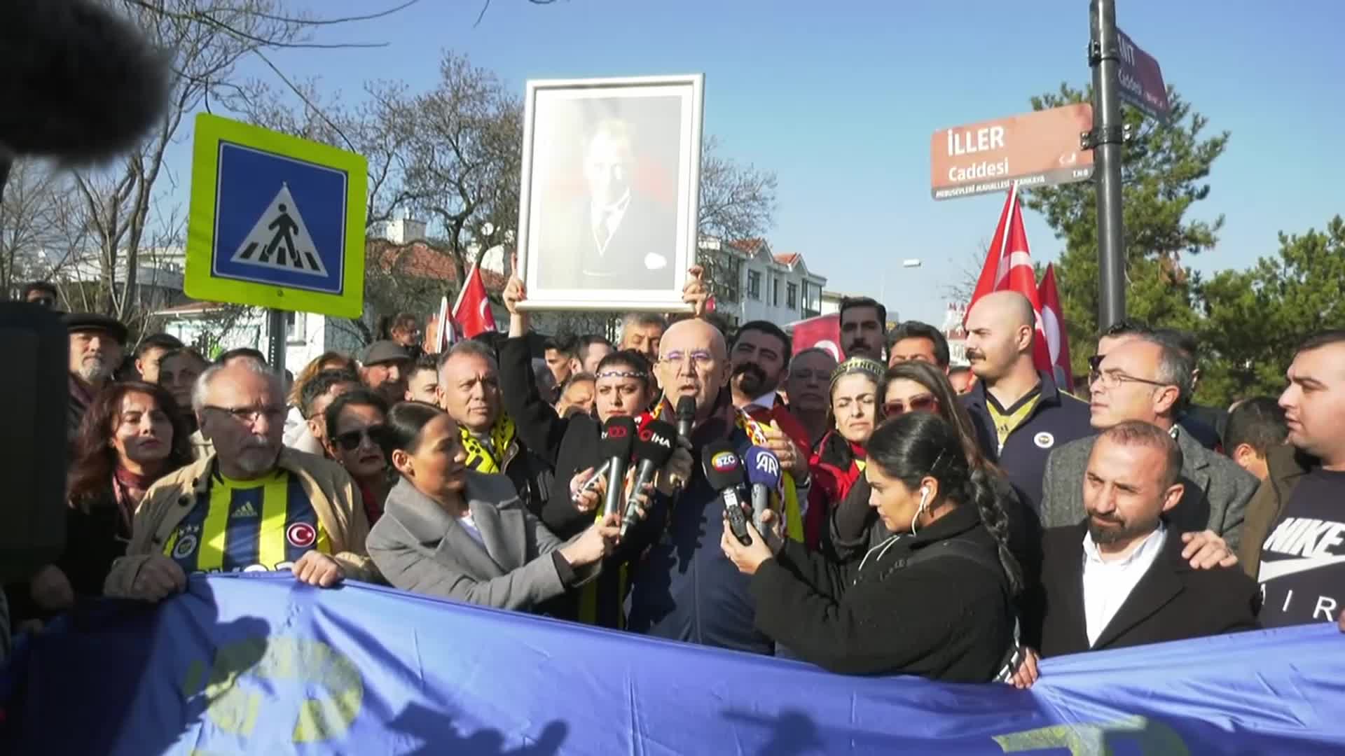 CHP ANKARA, SÜPER KUPA KARŞILAŞMASI ÖNCESİNDE YAŞANANLARI PROTESTO ETMEK İÇİN ANITKABİR’E YÜRÜDÜ… ÜMİT ERKOL: “CUMHURİYET’E DOKUNAMAYACAKLAR”