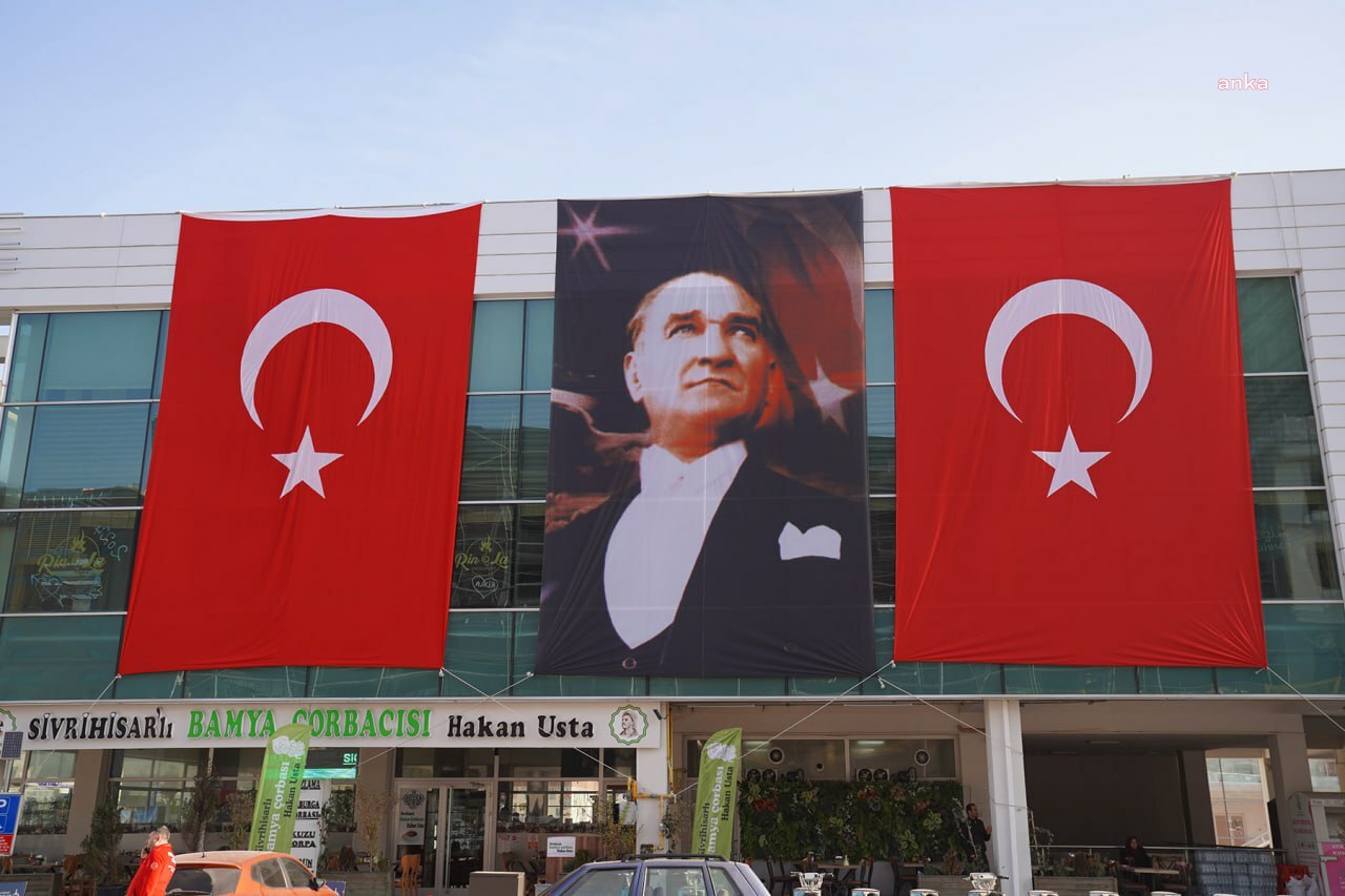 TEPEBAŞI, ATATÜRK POSTERLERİ VE TÜRK BAYRAKLARIYLA DONATILDI