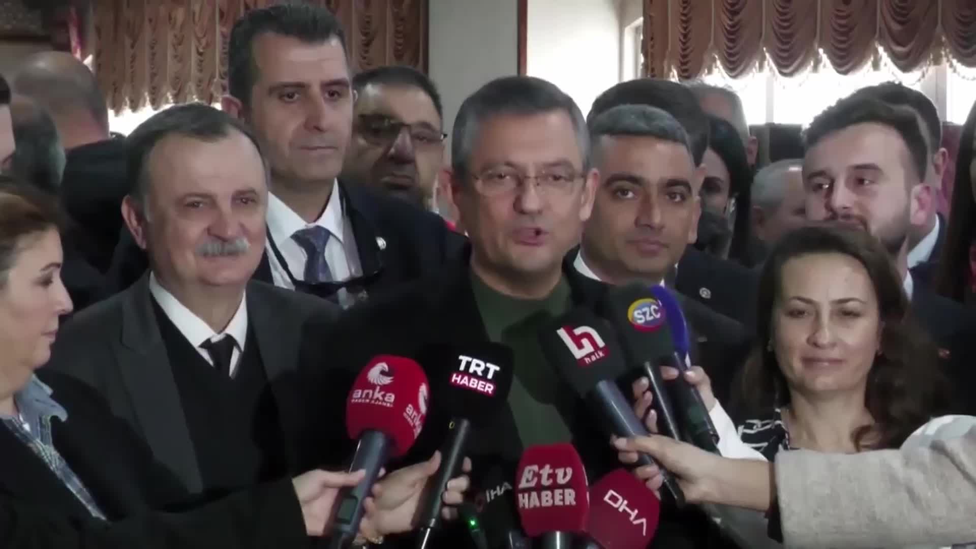ÖZGÜR ÖZEL: “SUÇ NE KULÜPLERDE NE DE İSTİFA ETTİRİLEREK BÜTÜN SUÇUN YÜKLENECEĞİ TÜRKİYE FUTBOL FEDERASYONU’NDADIR. ATATÜRK’Ü, İSTİKLAL MARŞI’NI SUUDİ ARABİSTAN’DA PAZARLIK KONUSU YAPAN BAŞ SUÇLU ERDOĞAN’DIR"