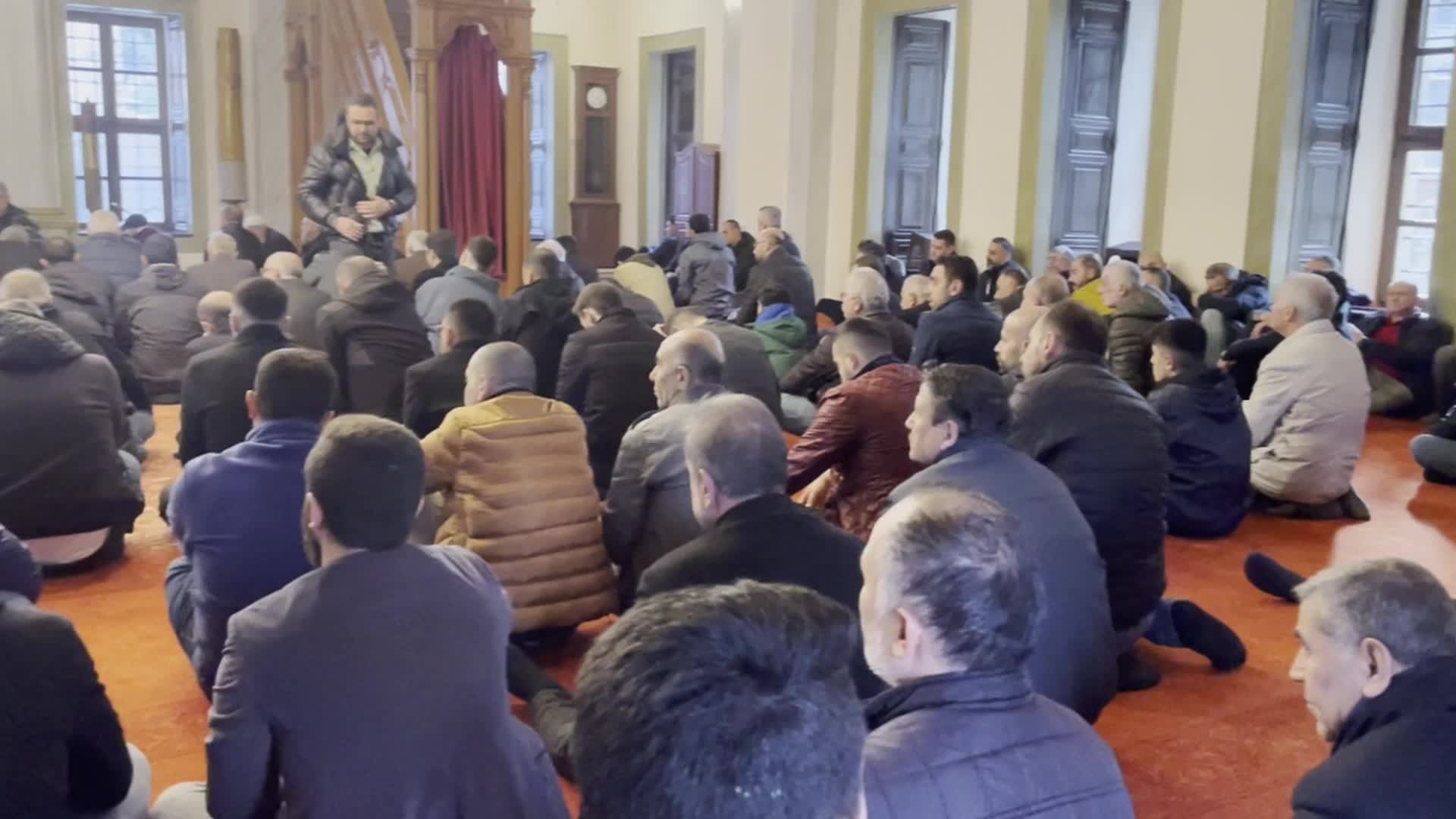 ÖLDÜRÜLEN ESKİ ÜLKÜ OCAKLARI GENEL BAŞKANI SİNAN ATEŞ SUİKASTIN BİRİNCİ YILINDA BURSA'DA, MEZARI BAŞINDA ANILDI: “İNTİKAM DEĞİL, ADALET İSTİYORUZ”