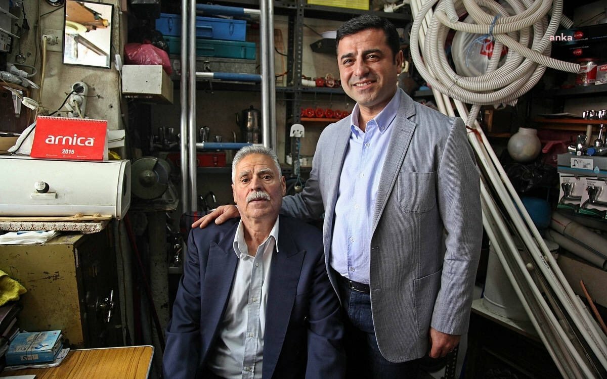 SELAHATTİN DEMİRTAŞ'IN BABASI HAYATINI KAYBETTİ, CEZAEVİNDEKİ DEMİRTAŞ CENAZEYE KATILMAYACAK