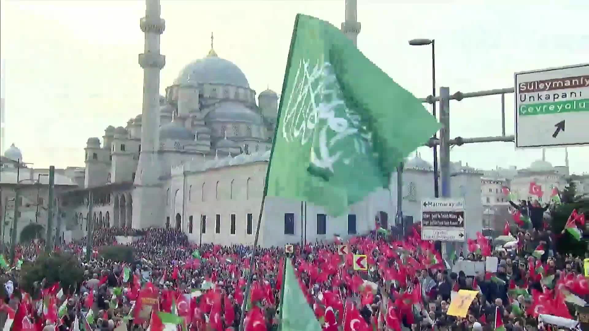 İSTANBUL’DA GALATA KÖPRÜSÜNDE “ŞEHİTLERİMİZE RAHMET, FİLİSTİN’E DESTEK, İSRAİL’E LANET” YÜRÜYÜŞÜ YAPILDI
