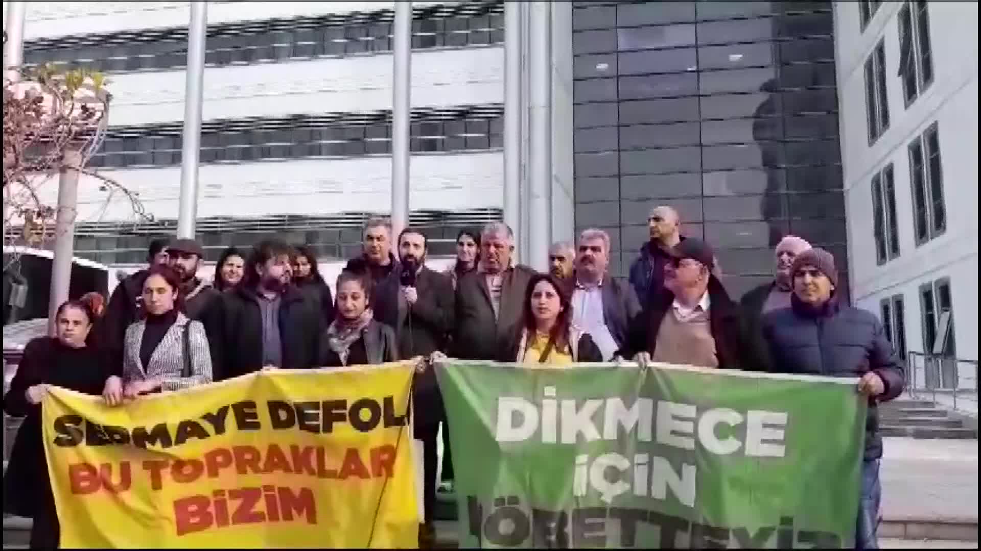 DİKMECELİLERİN TARIM ARAZİLERİ VE ZEYTİNLİKLERİNİN ACELE KAMULAŞTIRMA KARARINA KARŞI AÇTIKLARI DAVANIN İLK DURUŞMASI YAPILDI